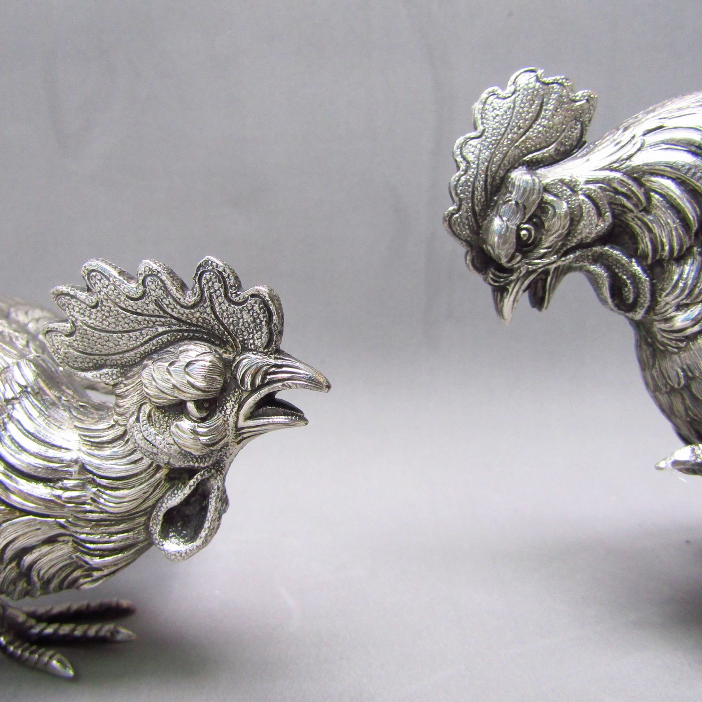 Pareja de Gallos de Pelea en Plata de Ley. España, siglo XX. Pareja de Gallos de Pelea en Plata de Ley. España, siglo XX.