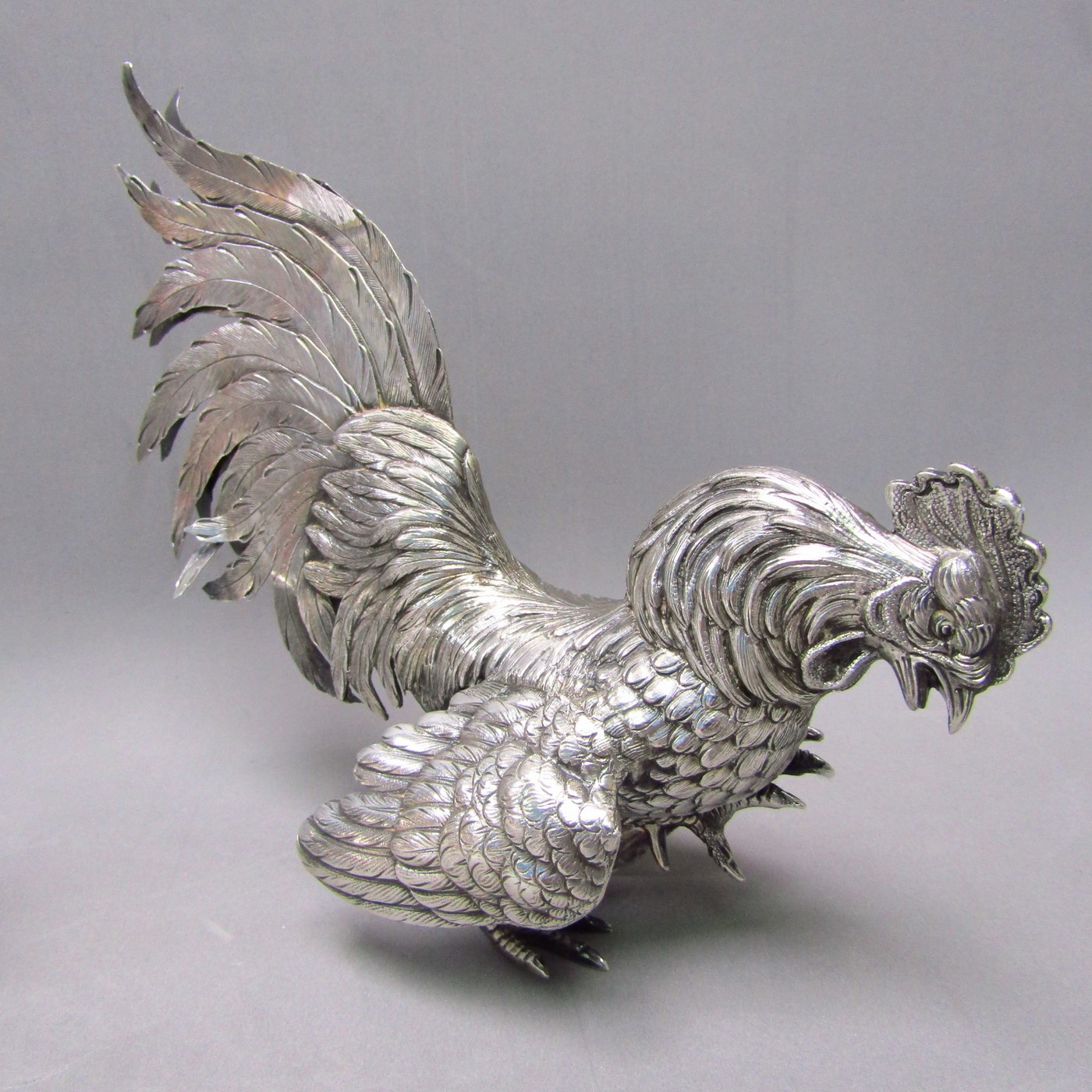 Pareja de Gallos de Pelea en Plata de Ley. España, siglo XX. Pareja de Gallos de Pelea en Plata de Ley. España, siglo XX.