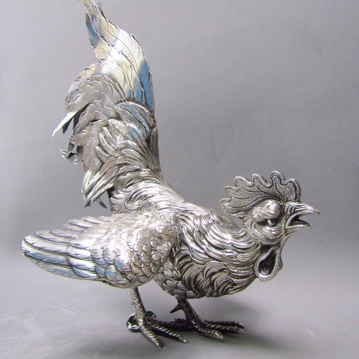 Pareja de Gallos de Pelea en Plata de Ley. España, siglo XX. Pareja de Gallos de Pelea en Plata de Ley. España, siglo XX.