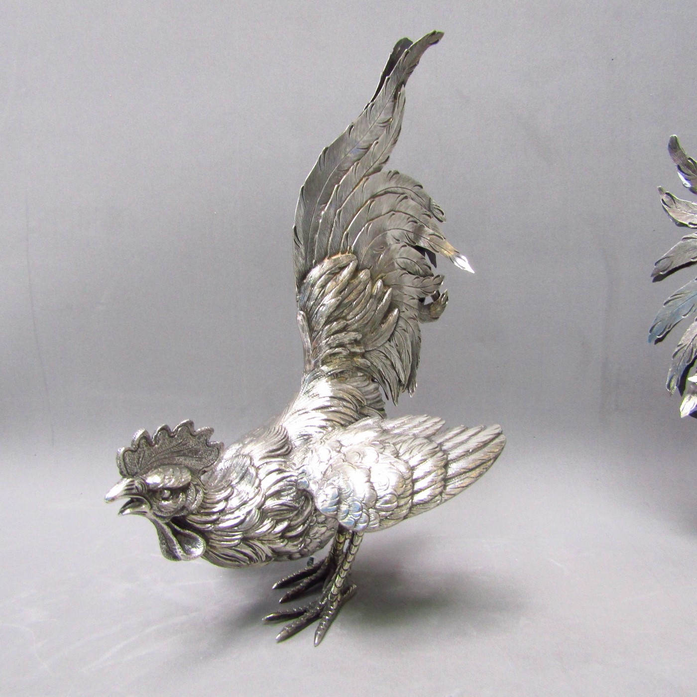 Pareja de Gallos de Pelea en Plata de Ley. España, siglo XX. Pareja de Gallos de Pelea en Plata de Ley. España, siglo XX.