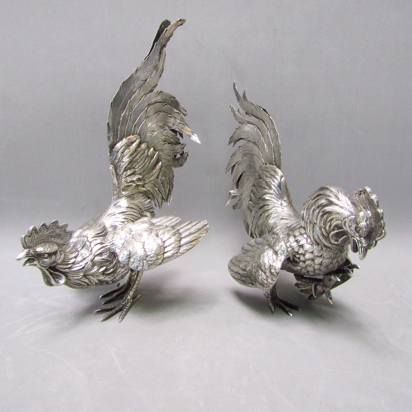 Pareja de Gallos de Pelea en Plata de Ley. España, siglo XX. Pareja de Gallos de Pelea en Plata de Ley. España, siglo XX.