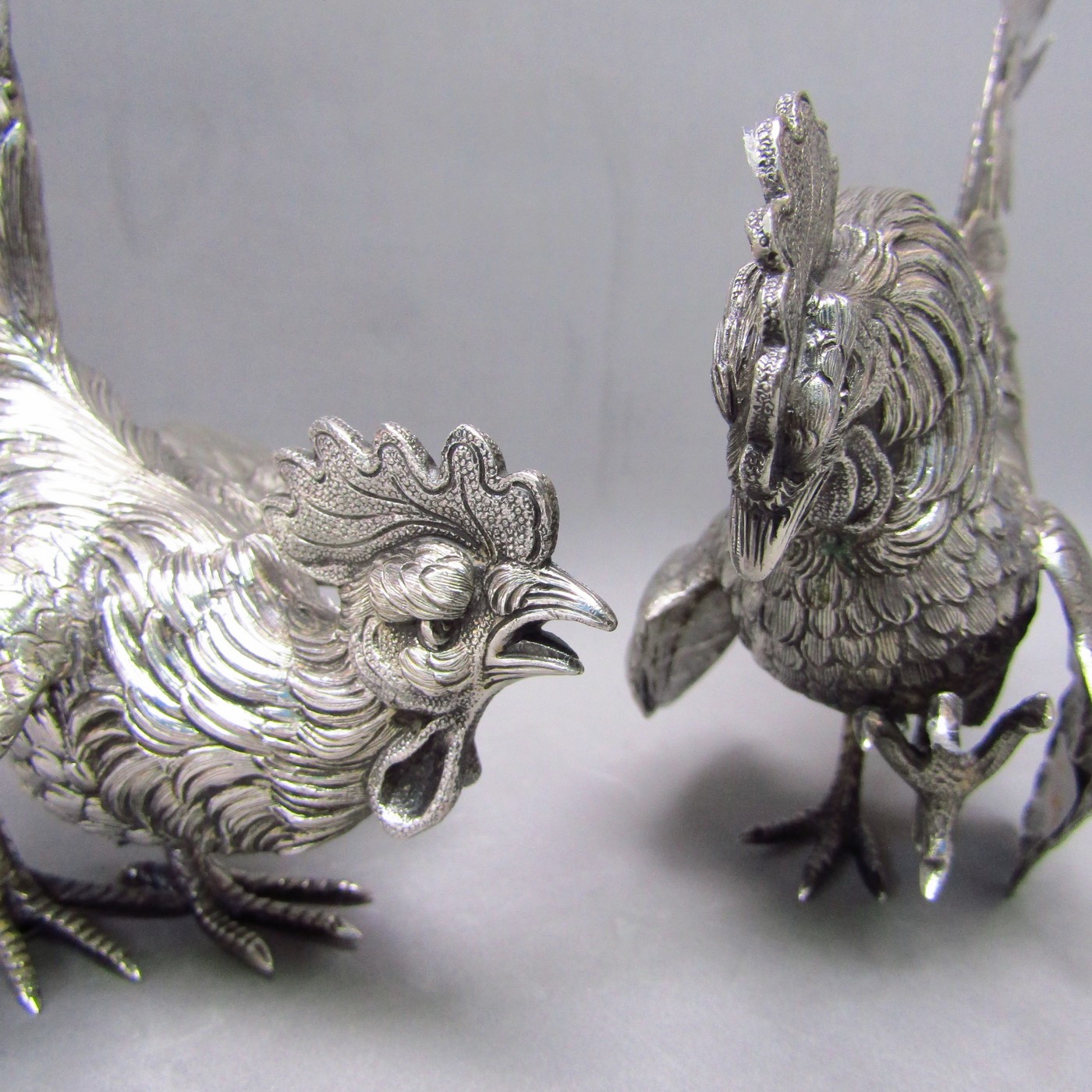 Pareja de Gallos de Pelea en Plata de Ley. España, siglo XX. Pareja de Gallos de Pelea en Plata de Ley. España, siglo XX.