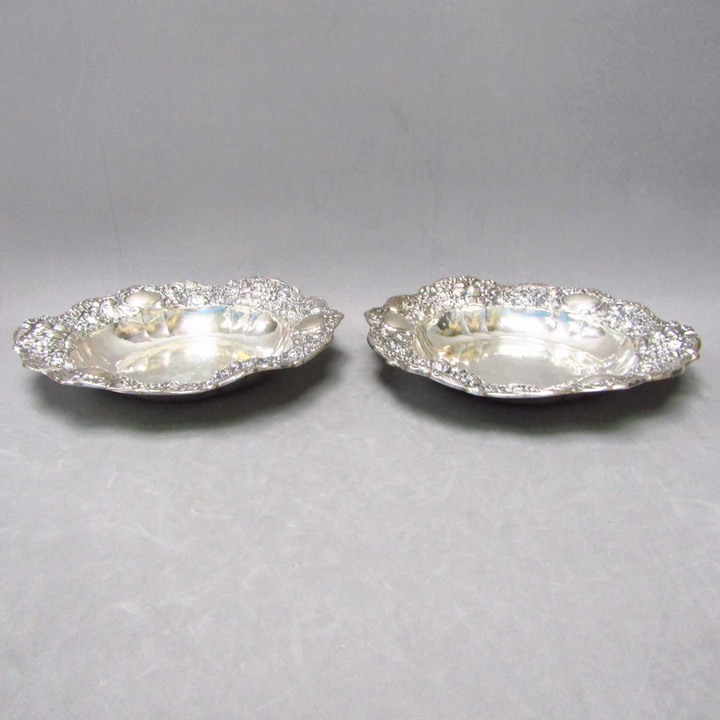 Pareja de paneras en Plata de Ley, España, siglo XIX. Pareja de paneras en Plata de Ley, España, siglo XIX.