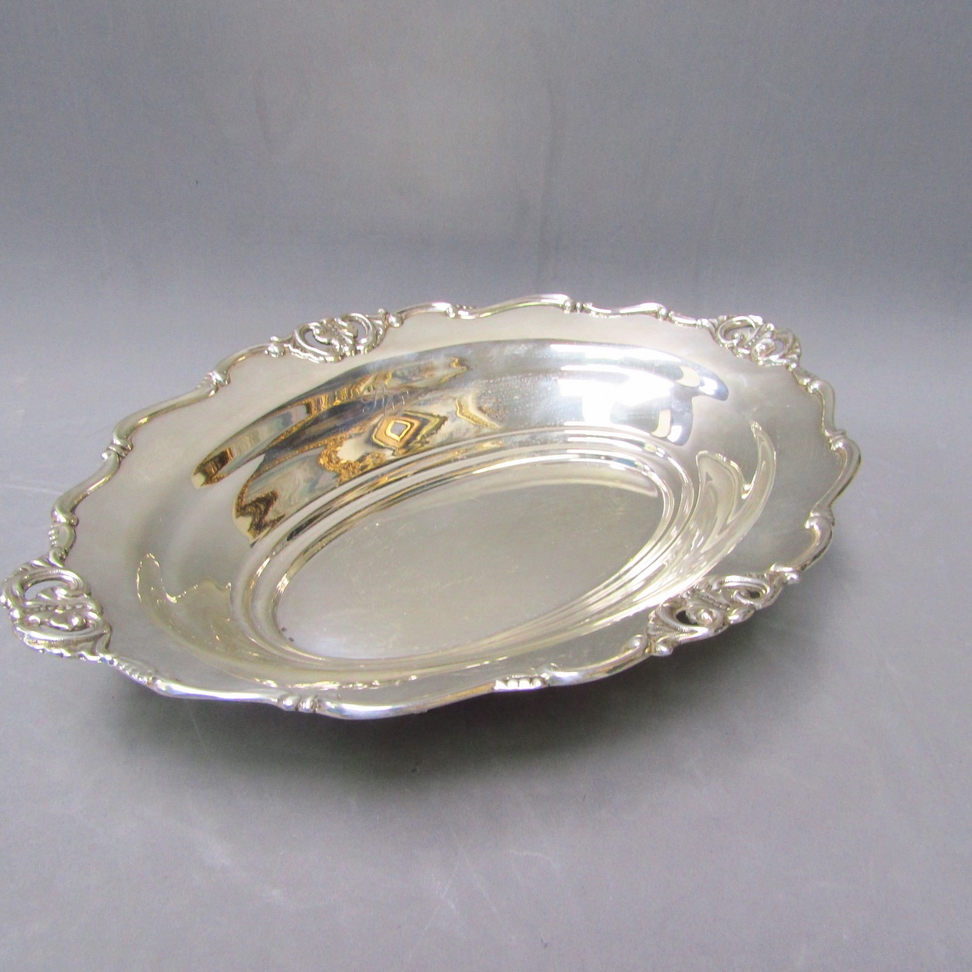 PASGORCY. Centro de mesa oval en Plata de Ley. España, siglo XX. PASGORCY. Centro de mesa oval en Plata de Ley. España, siglo XX.