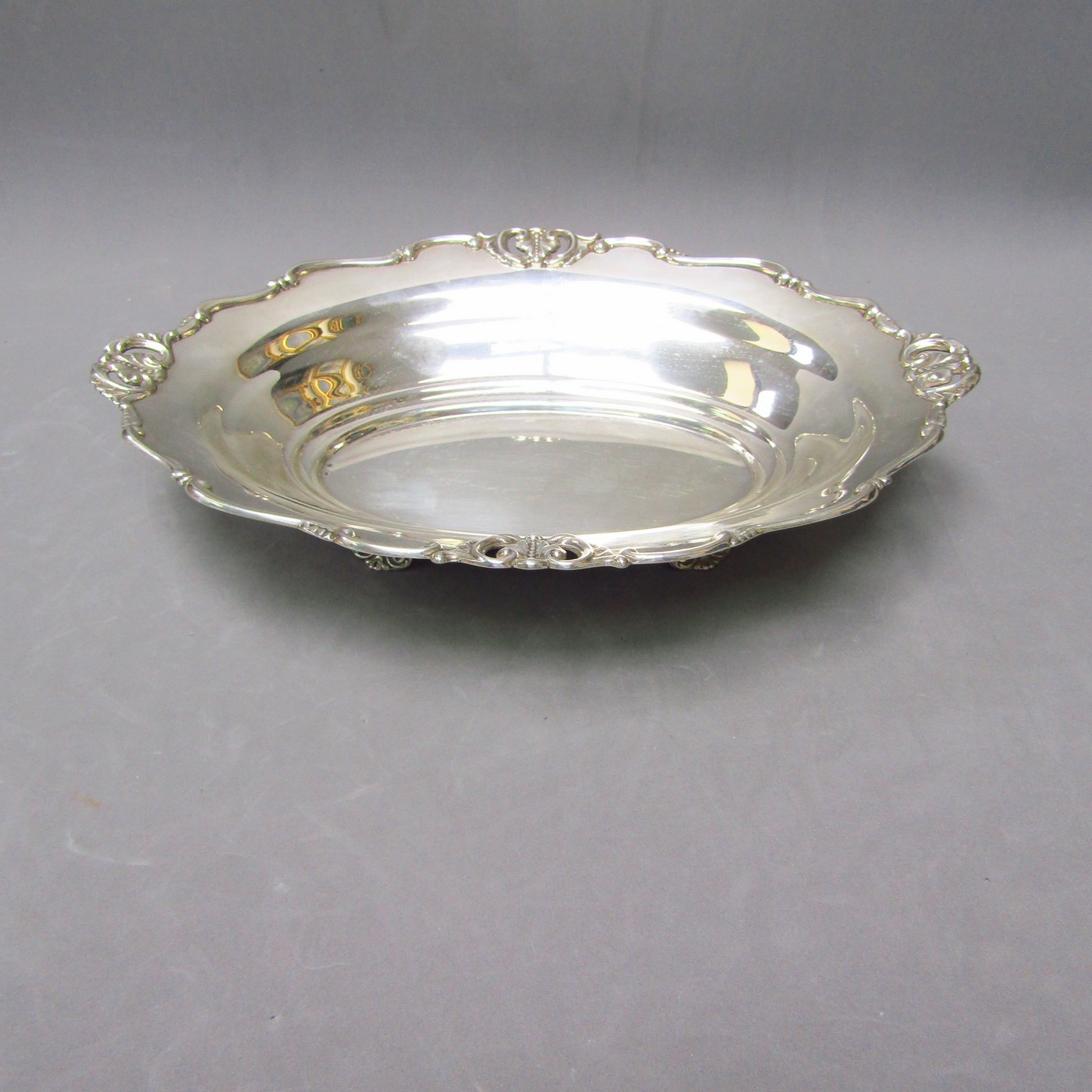 PASGORCY. Centro de mesa oval en Plata de Ley. España, siglo XX. PASGORCY. Centro de mesa oval en Plata de Ley. España, siglo XX.