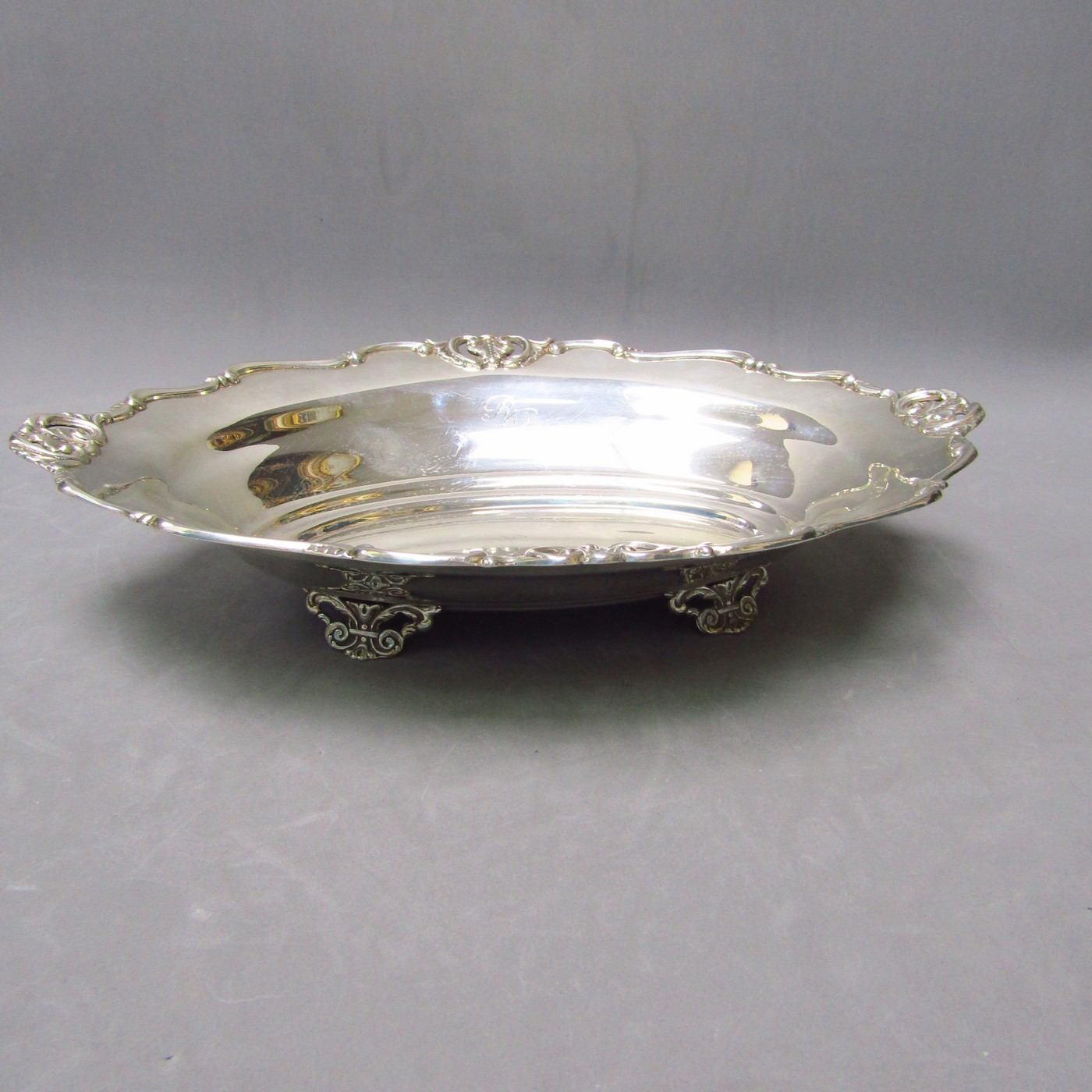 PASGORCY. Centro de mesa oval en Plata de Ley. España, siglo XX. PASGORCY. Centro de mesa oval en Plata de Ley. España, siglo XX.