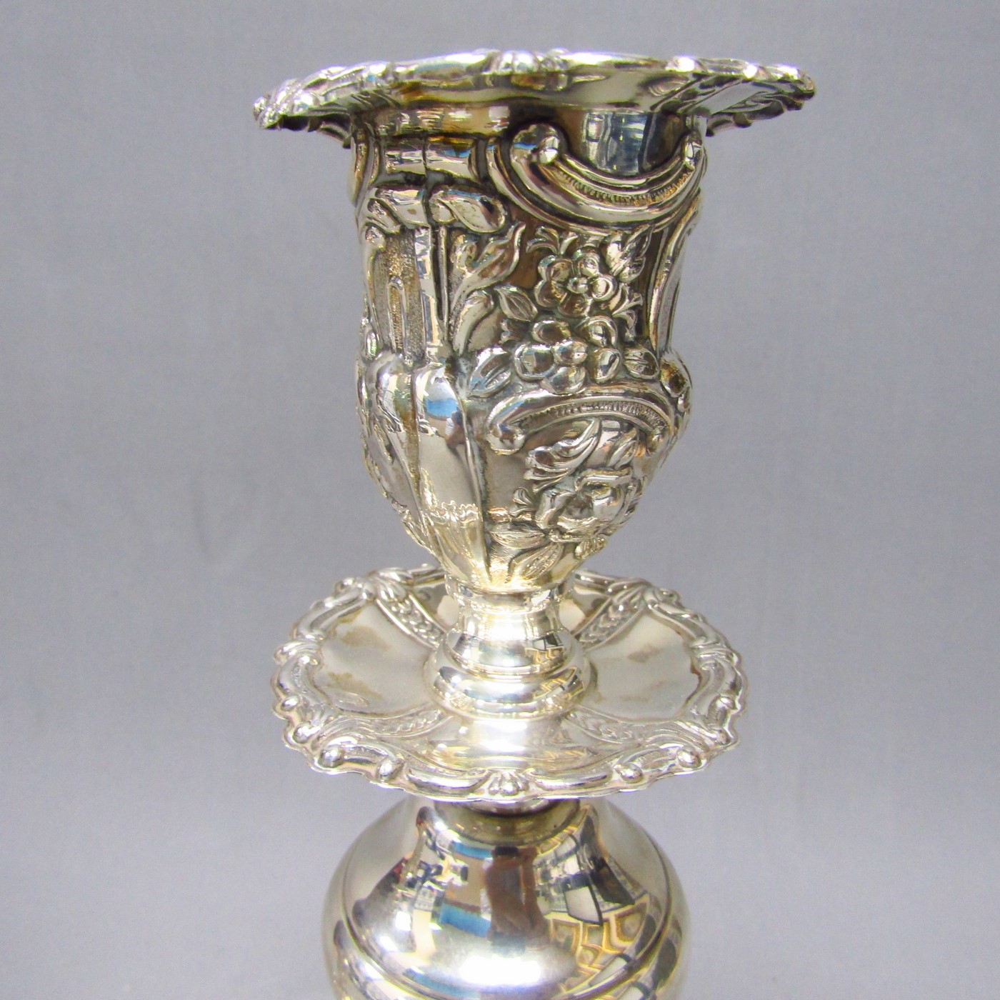 PEDRO DURÁN. Pareja de candeleros en Plata de Ley. España, siglo XX. PEDRO DURÁN. Pareja de candeleros en Plata de Ley. España, siglo XX.