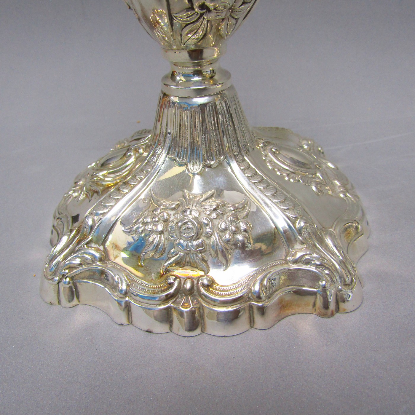 PEDRO DURÁN. Pareja de candeleros en Plata de Ley. España, siglo XX. PEDRO DURÁN. Pareja de candeleros en Plata de Ley. España, siglo XX.