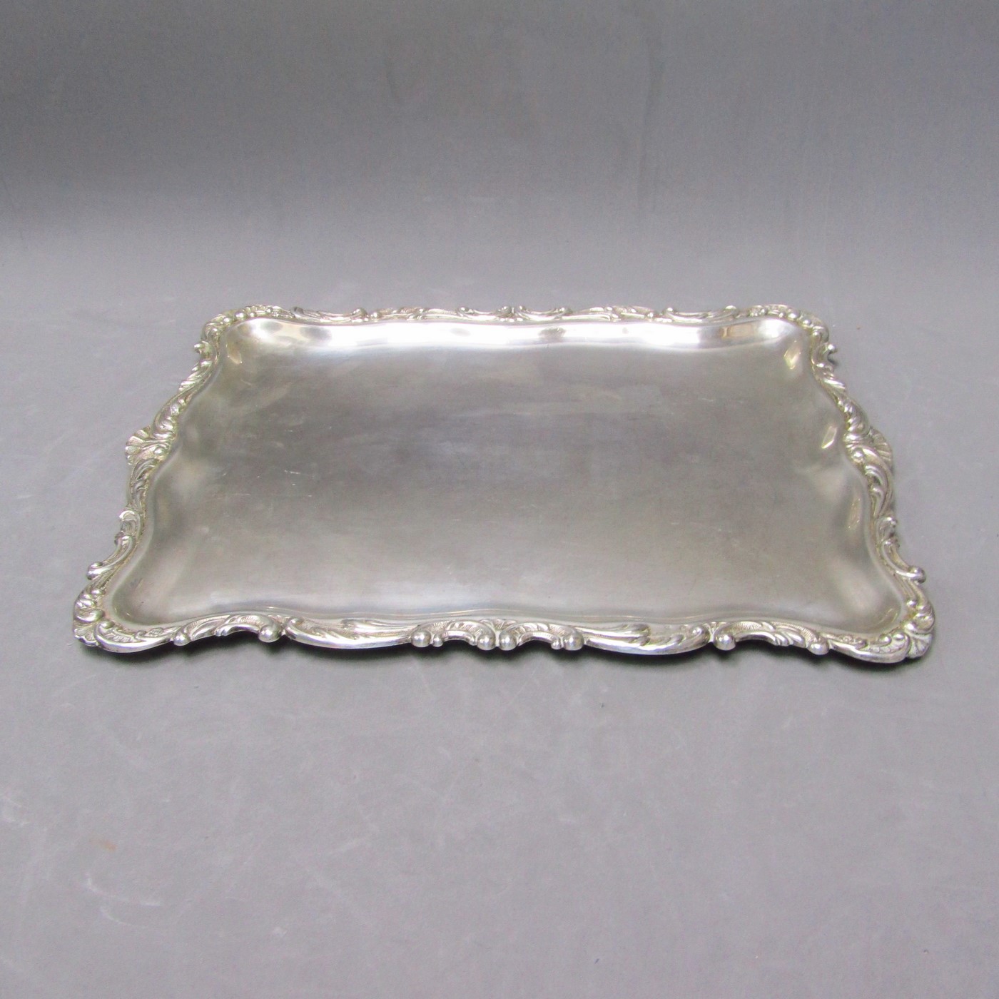 DURÁN. Bandeja rectangular en Plata de Ley. España, siglo XX. DURÁN. Bandeja rectangular en Plata de Ley. España, siglo XX.