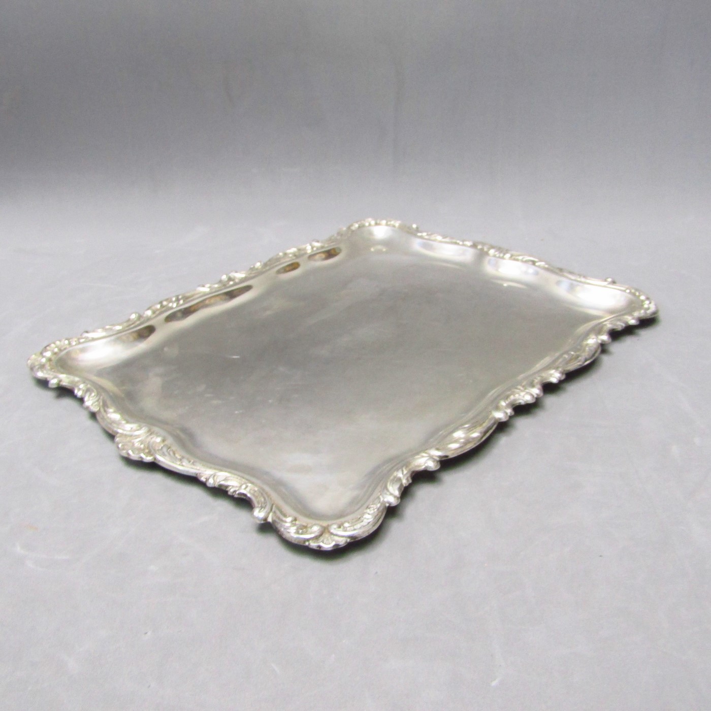 DURÁN. Bandeja rectangular en Plata de Ley. España, siglo XX. DURÁN. Bandeja rectangular en Plata de Ley. España, siglo XX.