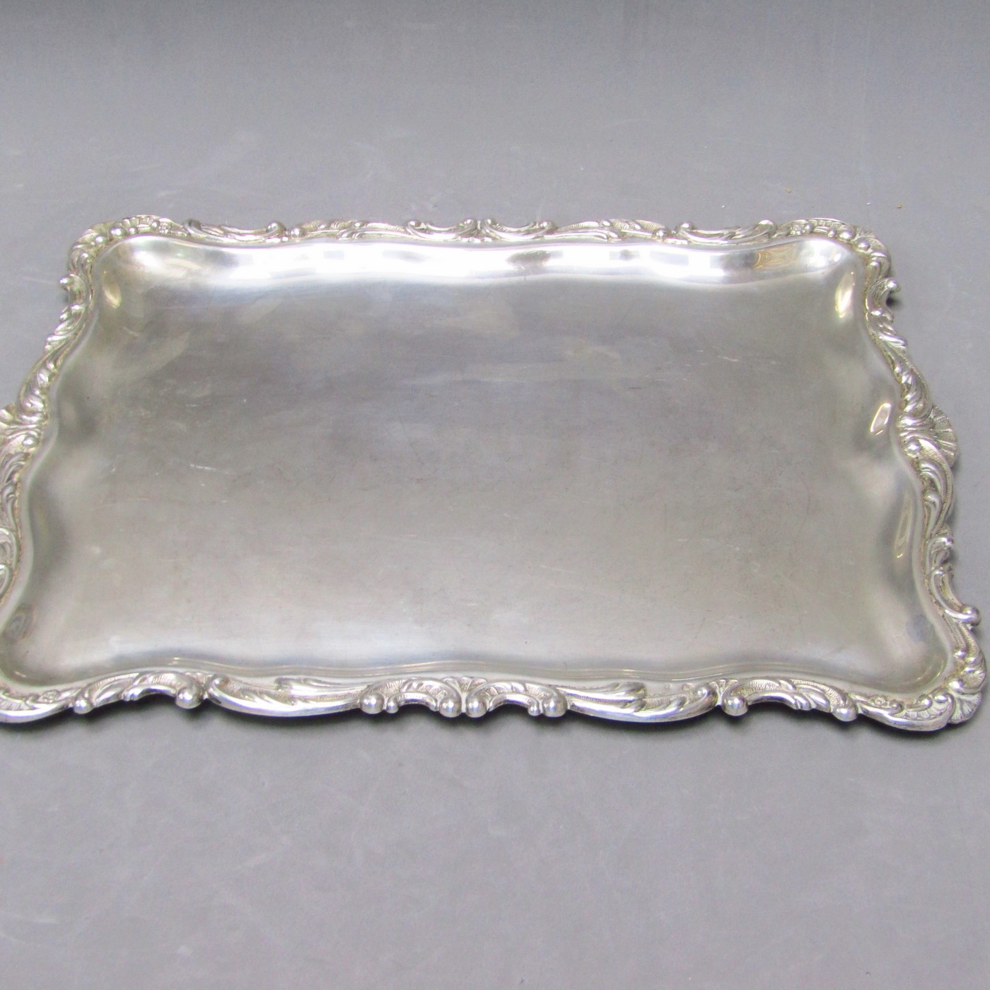 DURÁN. Bandeja rectangular en Plata de Ley. España, siglo XX. DURÁN. Bandeja rectangular en Plata de Ley. España, siglo XX.