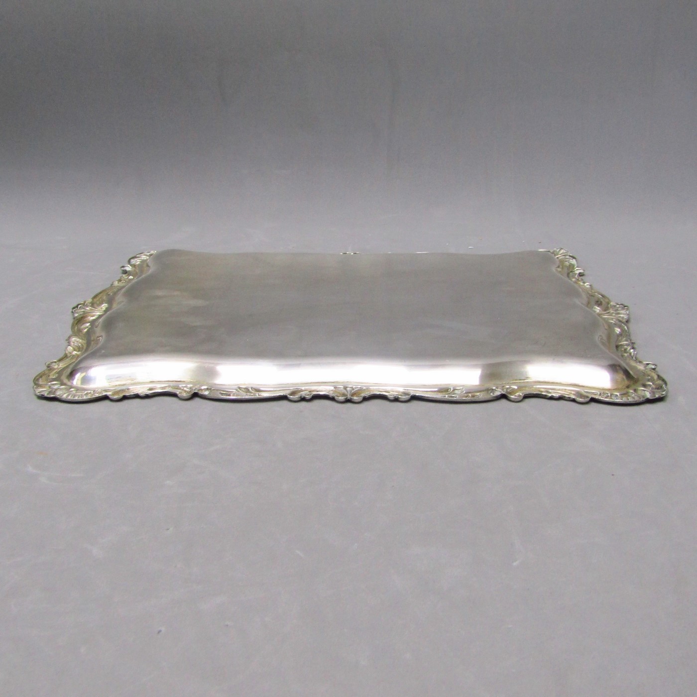 DURÁN. Bandeja rectangular en Plata de Ley. España, siglo XX. DURÁN. Bandeja rectangular en Plata de Ley. España, siglo XX.