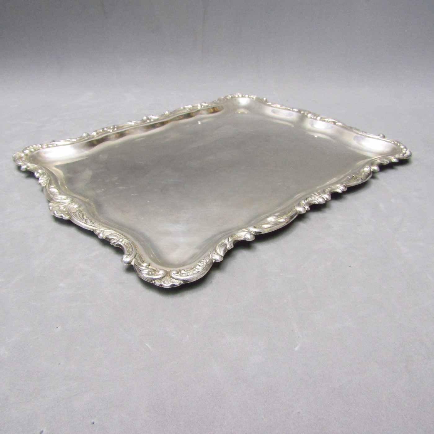 DURÁN. Bandeja rectangular en Plata de Ley. España, siglo XX. DURÁN. Bandeja rectangular en Plata de Ley. España, siglo XX.