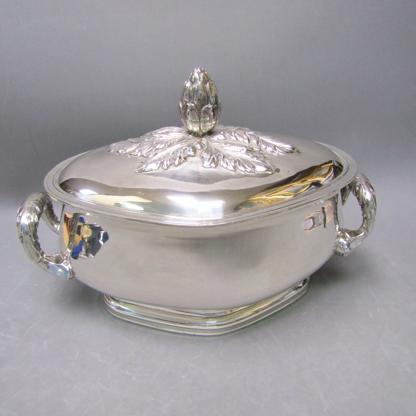 Lote formado por Gran Sopera en Plata de Ley y Gran bandeja en metal plateado. España, siglo XX. Lote formado por Gran Sopera en Plata de Ley y Gran bandeja en metal plateado. España, siglo XX.