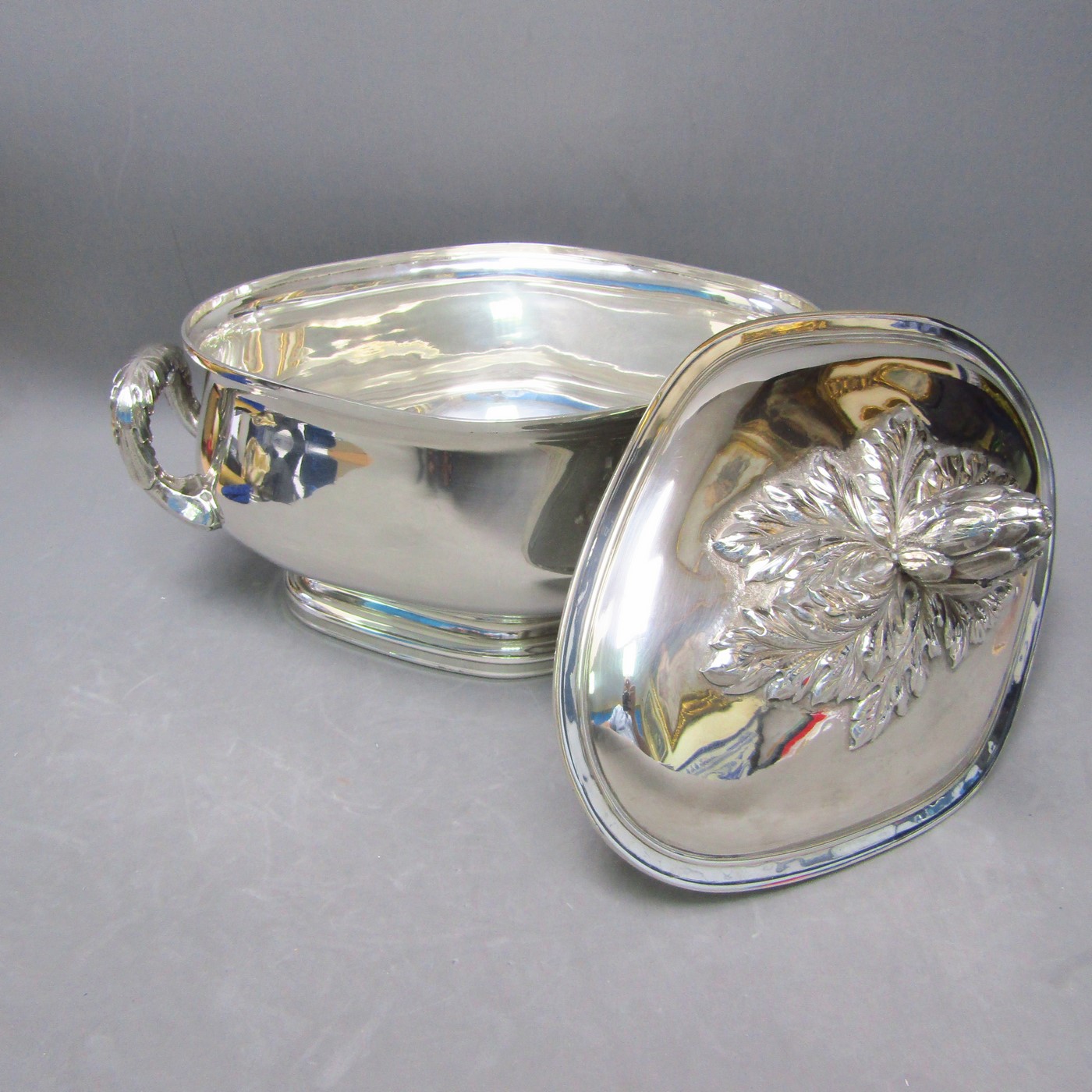 Lote formado por Gran Sopera en Plata de Ley y Gran bandeja en metal plateado. España, siglo XX. Lote formado por Gran Sopera en Plata de Ley y Gran bandeja en metal plateado. España, siglo XX.