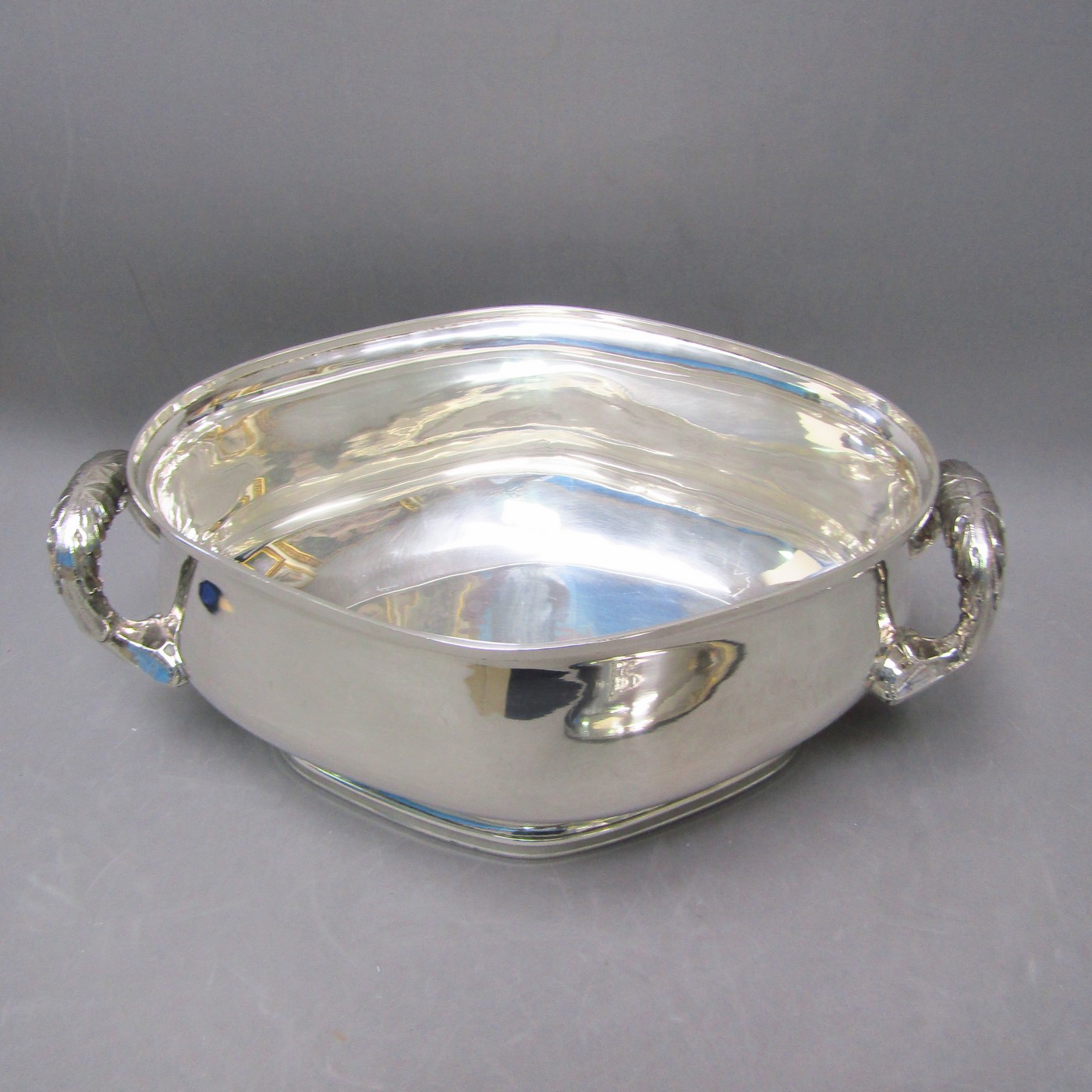 Lote formado por Gran Sopera en Plata de Ley y Gran bandeja en metal plateado. España, siglo XX. Lote formado por Gran Sopera en Plata de Ley y Gran bandeja en metal plateado. España, siglo XX.