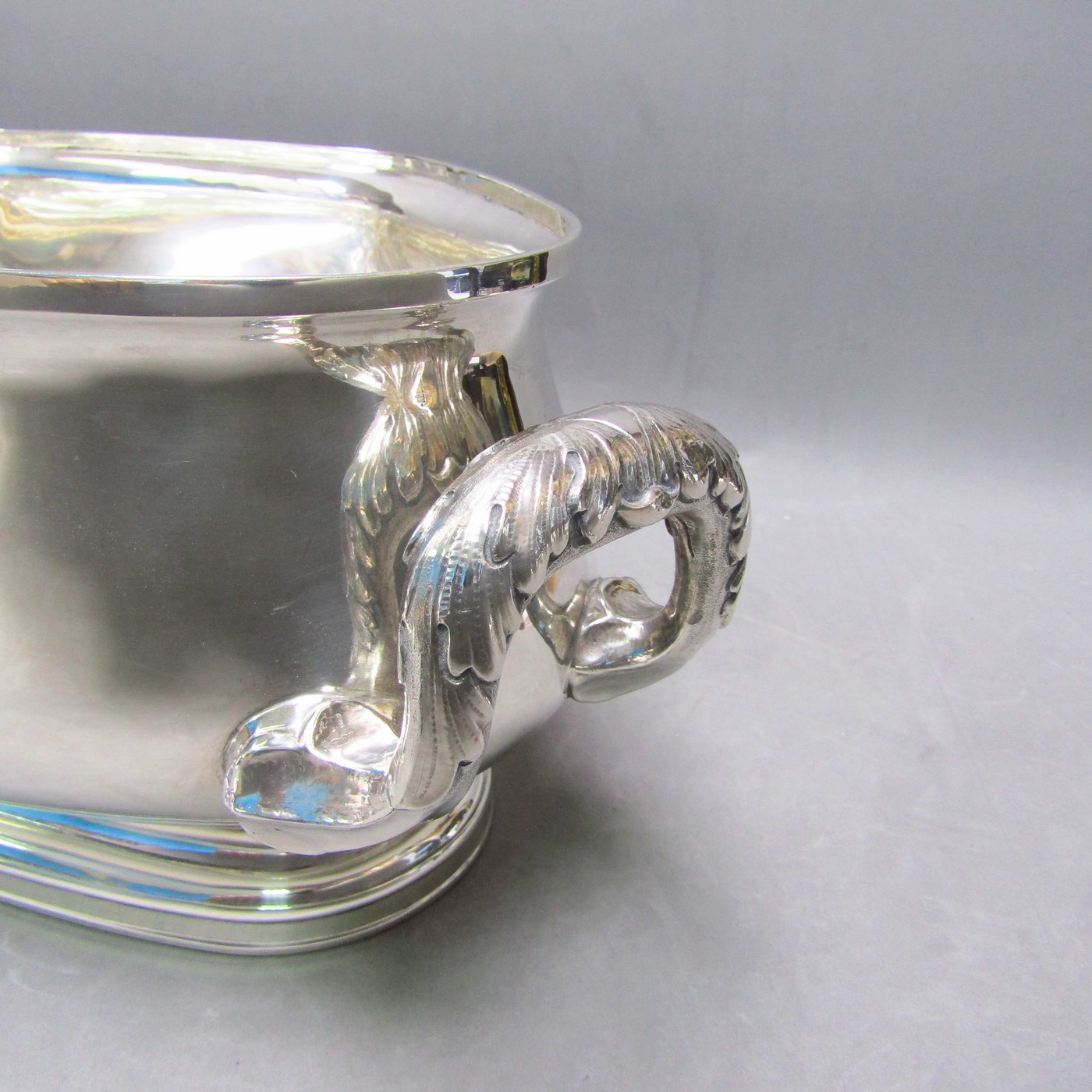 Lote formado por Gran Sopera en Plata de Ley y Gran bandeja en metal plateado. España, siglo XX. Lote formado por Gran Sopera en Plata de Ley y Gran bandeja en metal plateado. España, siglo XX.