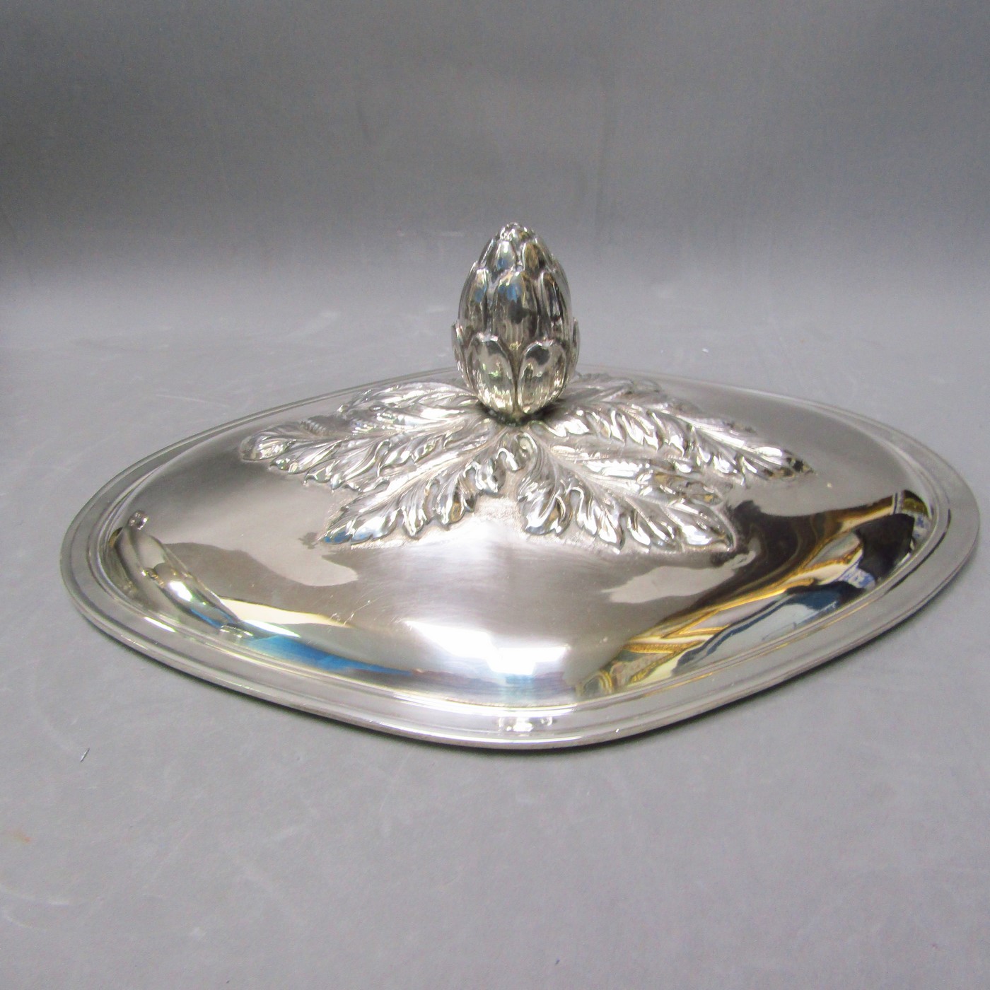 Lote formado por Gran Sopera en Plata de Ley y Gran bandeja en metal plateado. España, siglo XX. Lote formado por Gran Sopera en Plata de Ley y Gran bandeja en metal plateado. España, siglo XX.