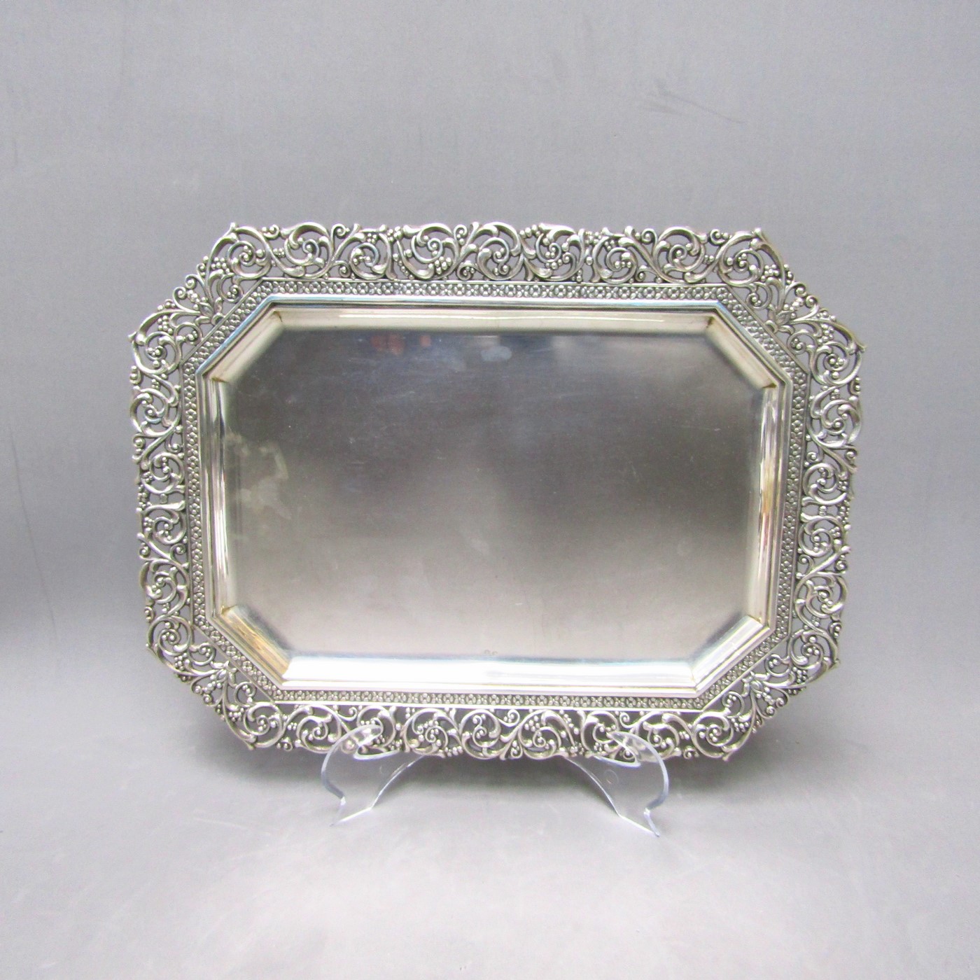 MATILDE ESPUÑES. Bandeja rectangular en Plata de Ley. España, siglo XX. MATILDE ESPUÑES. Bandeja rectangular en Plata de Ley. España, siglo XX.