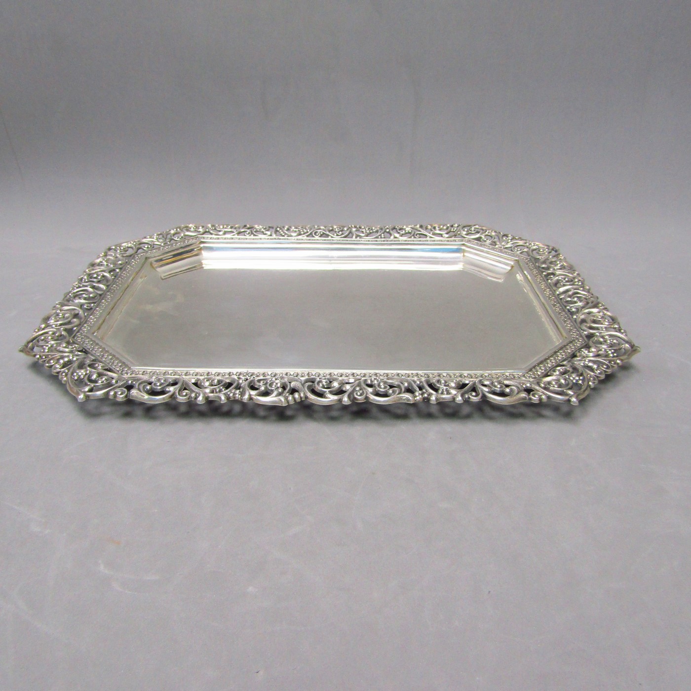 MATILDE ESPUÑES. Bandeja rectangular en Plata de Ley. España, siglo XX. MATILDE ESPUÑES. Bandeja rectangular en Plata de Ley. España, siglo XX.