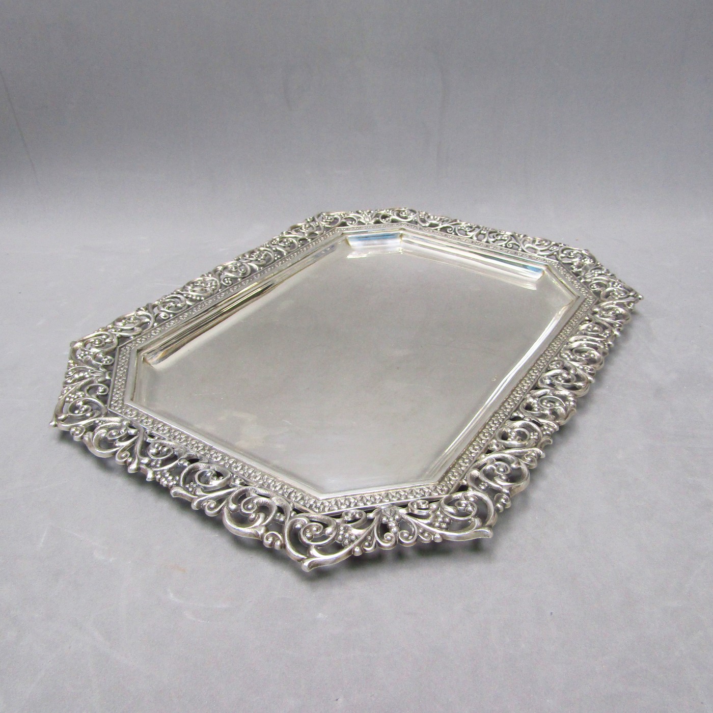 MATILDE ESPUÑES. Bandeja rectangular en Plata de Ley. España, siglo XX. MATILDE ESPUÑES. Bandeja rectangular en Plata de Ley. España, siglo XX.