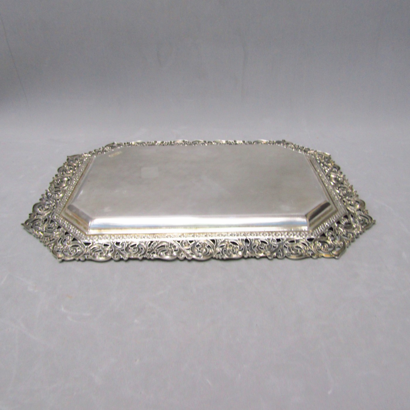 MATILDE ESPUÑES. Bandeja rectangular en Plata de Ley. España, siglo XX. MATILDE ESPUÑES. Bandeja rectangular en Plata de Ley. España, siglo XX.