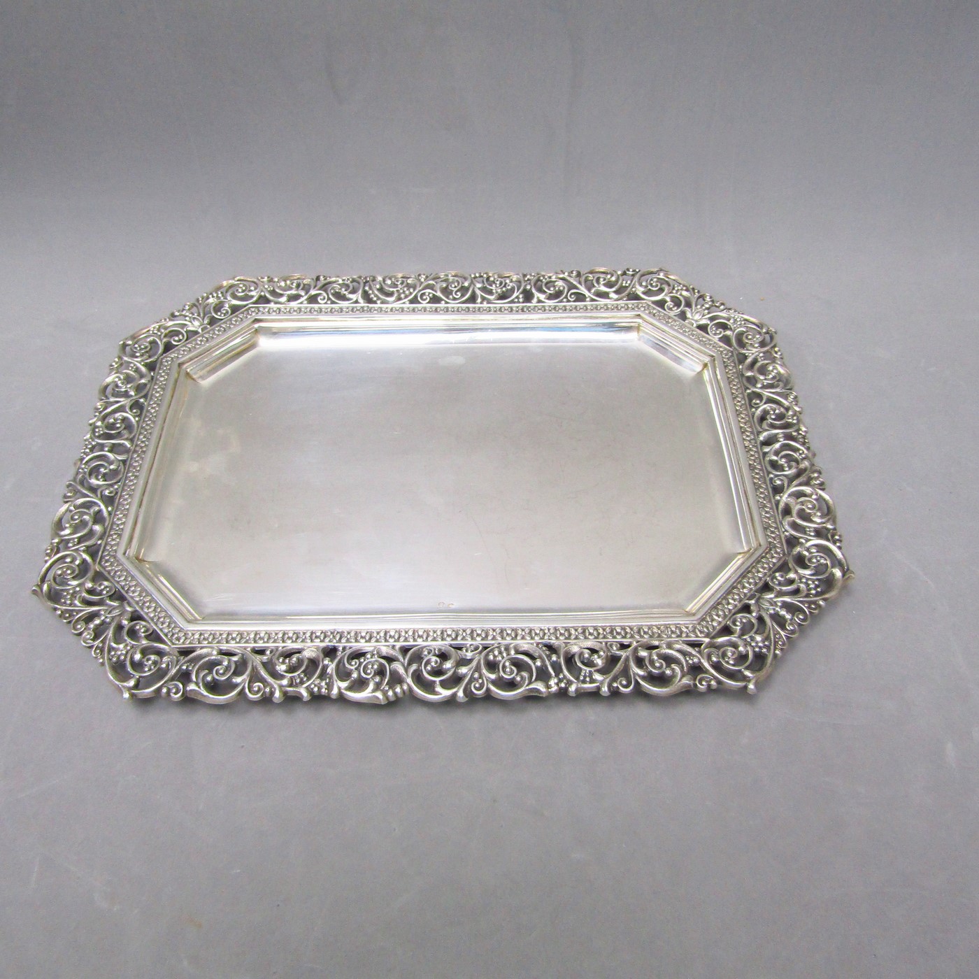 MATILDE ESPUÑES. Bandeja rectangular en Plata de Ley. España, siglo XX. MATILDE ESPUÑES. Bandeja rectangular en Plata de Ley. España, siglo XX.