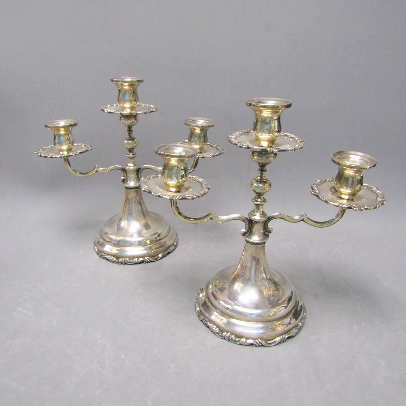 Pareja de candelabros de tres luces en Plata de Ley. Siglo XIX Pareja de candelabros de tres luces en Plata de Ley. Siglo XIX