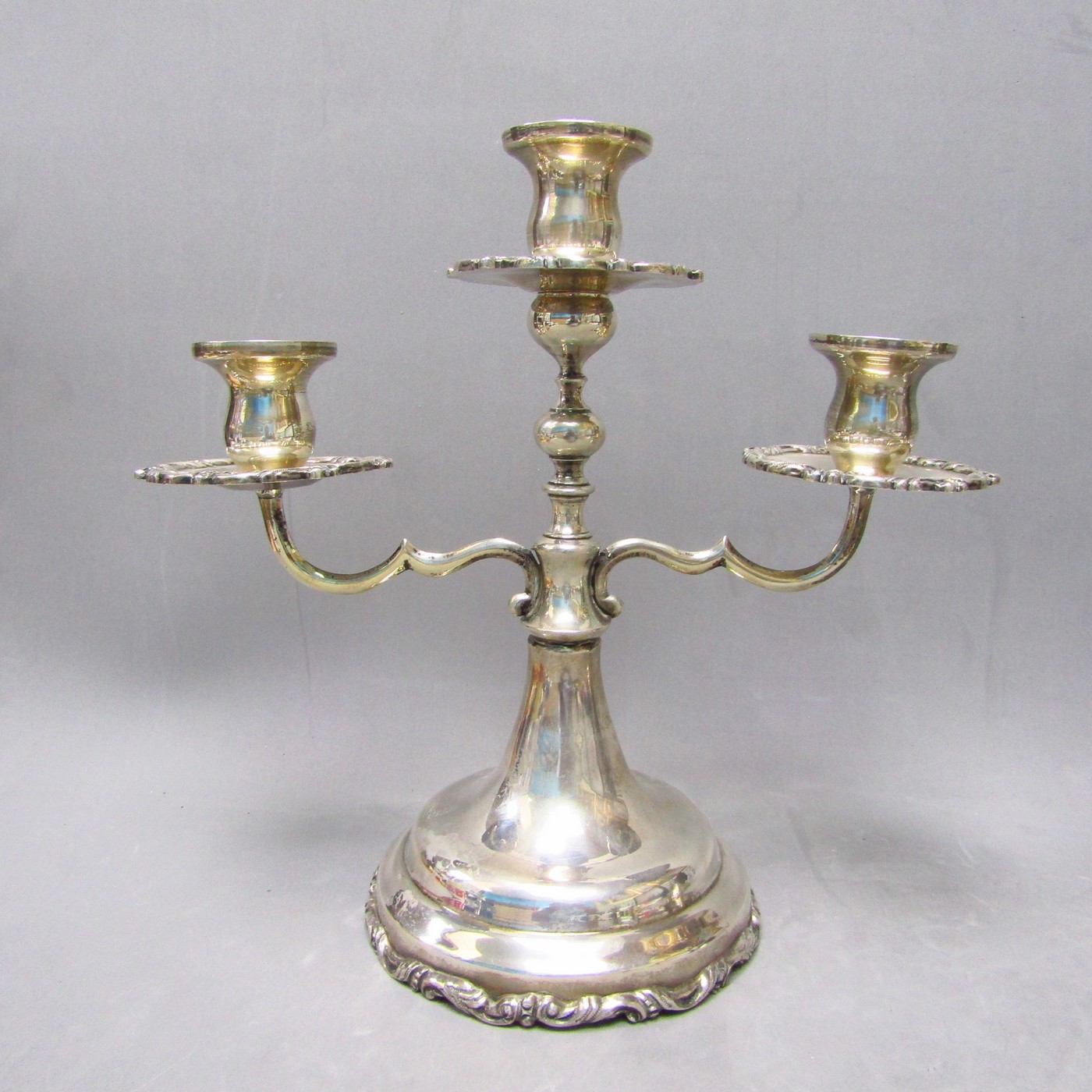 Pareja de candelabros de tres luces en Plata de Ley. Siglo XIX Pareja de candelabros de tres luces en Plata de Ley. Siglo XIX