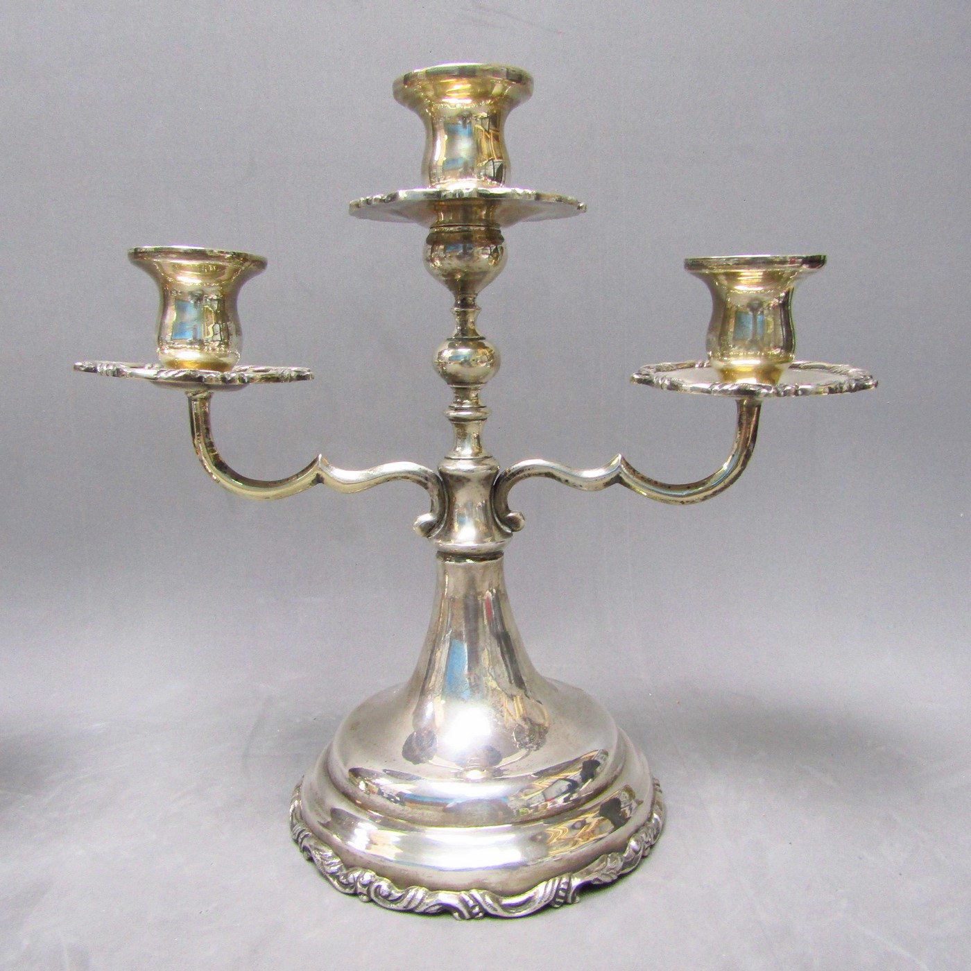 Pareja de candelabros de tres luces en Plata de Ley. Siglo XIX Pareja de candelabros de tres luces en Plata de Ley. Siglo XIX