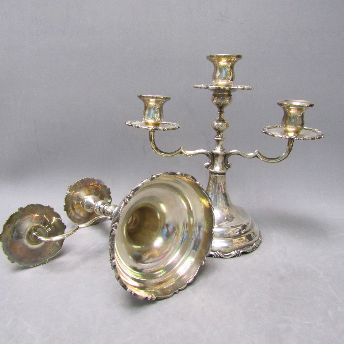 Pareja de candelabros de tres luces en Plata de Ley. Siglo XIX Pareja de candelabros de tres luces en Plata de Ley. Siglo XIX