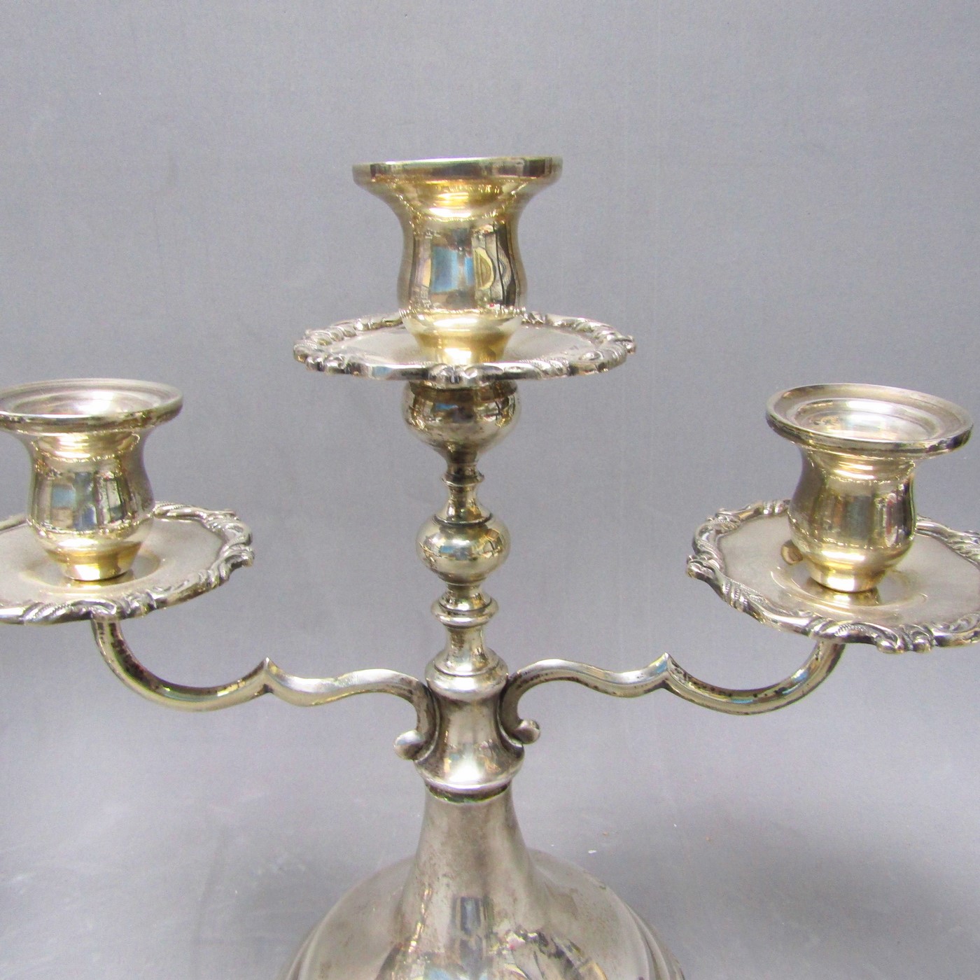 Pareja de candelabros de tres luces en Plata de Ley. Siglo XIX Pareja de candelabros de tres luces en Plata de Ley. Siglo XIX