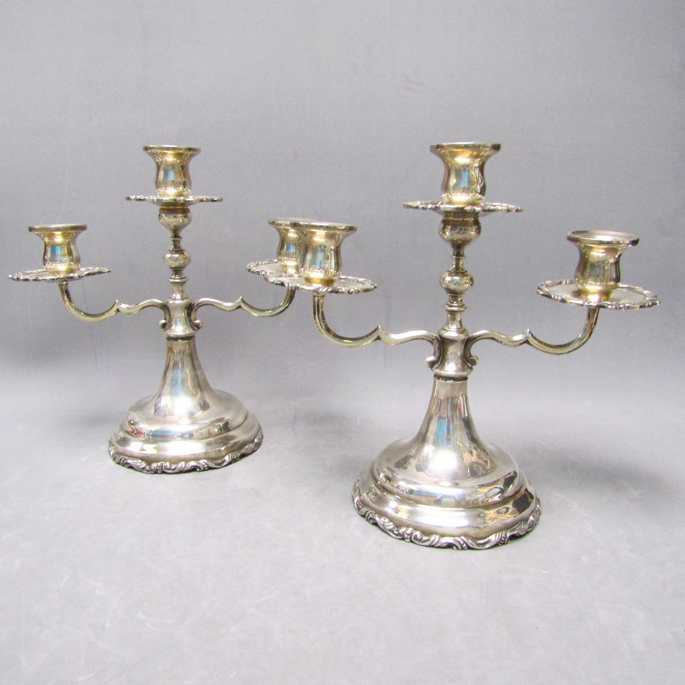 Pareja de candelabros de tres luces en Plata de Ley. Siglo XIX Pareja de candelabros de tres luces en Plata de Ley. Siglo XIX