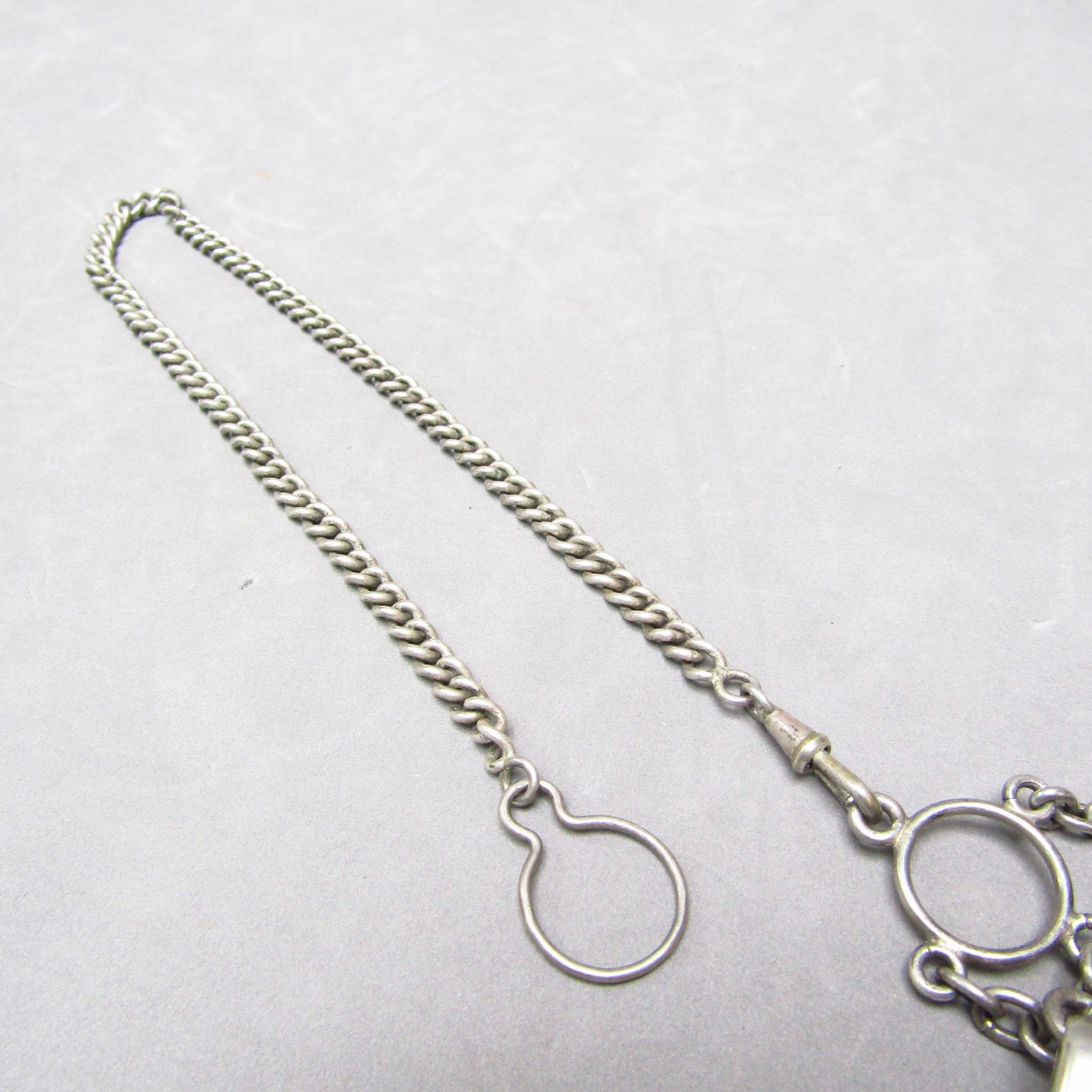 Chatelaine en Plata de Ley con accesorios. España, siglo XIX Chatelaine en Plata de Ley con accesorios. España, siglo XIX