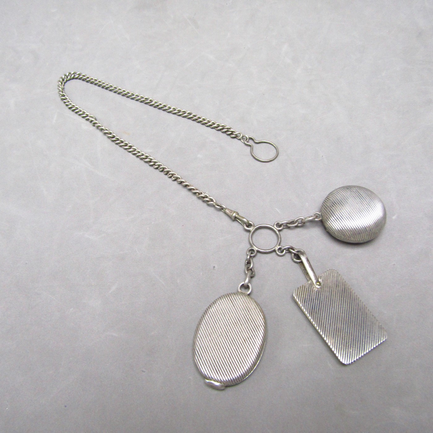 Chatelaine en Plata de Ley con accesorios. España, siglo XIX Chatelaine en Plata de Ley con accesorios. España, siglo XIX