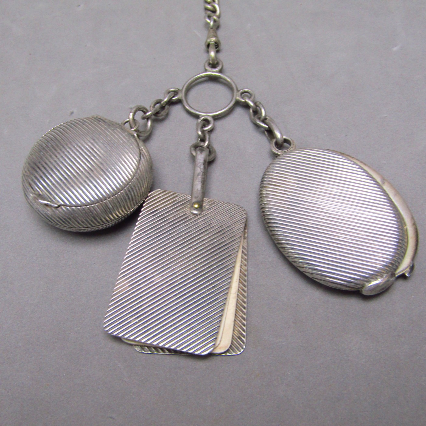 Chatelaine en Plata de Ley con accesorios. España, siglo XIX Chatelaine en Plata de Ley con accesorios. España, siglo XIX