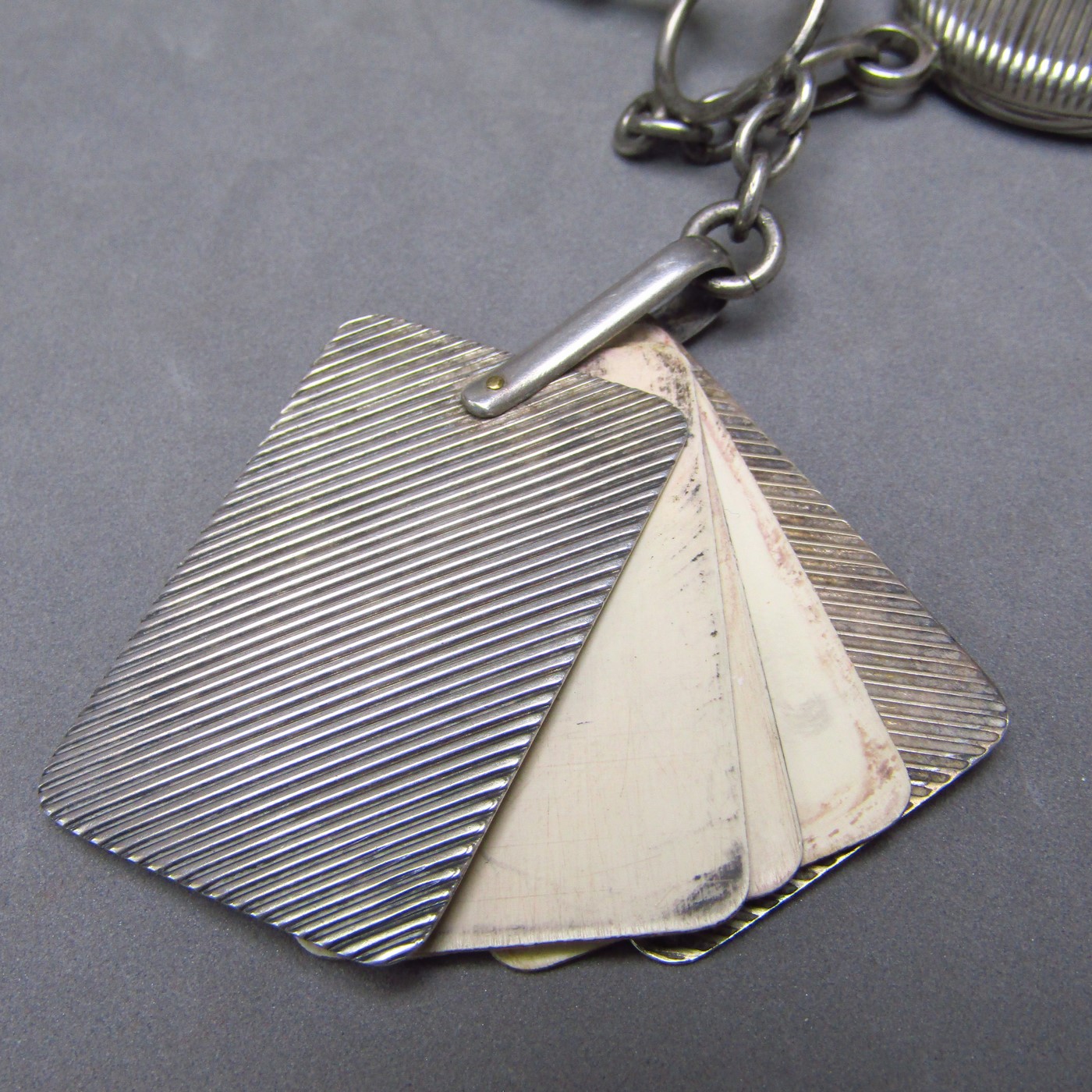 Chatelaine en Plata de Ley con accesorios. España, siglo XIX Chatelaine en Plata de Ley con accesorios. España, siglo XIX