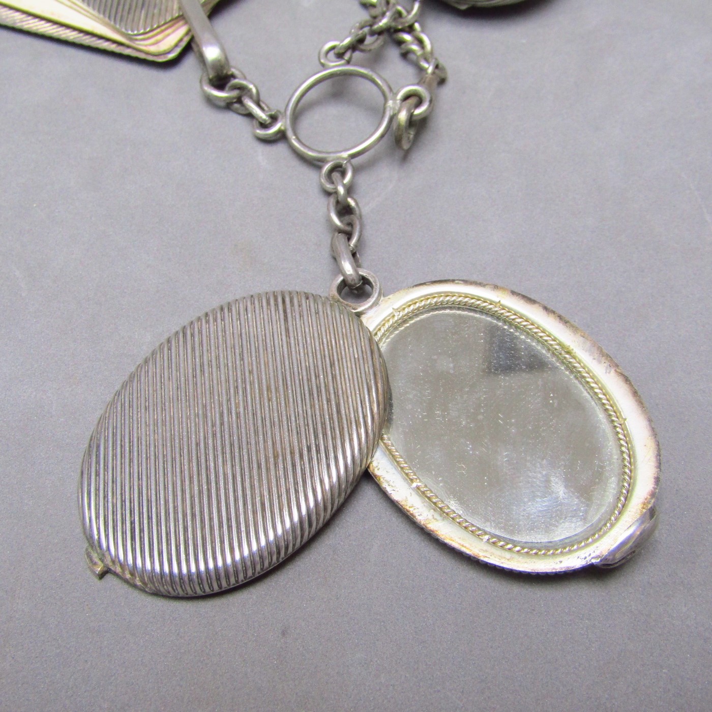 Chatelaine en Plata de Ley con accesorios. España, siglo XIX Chatelaine en Plata de Ley con accesorios. España, siglo XIX