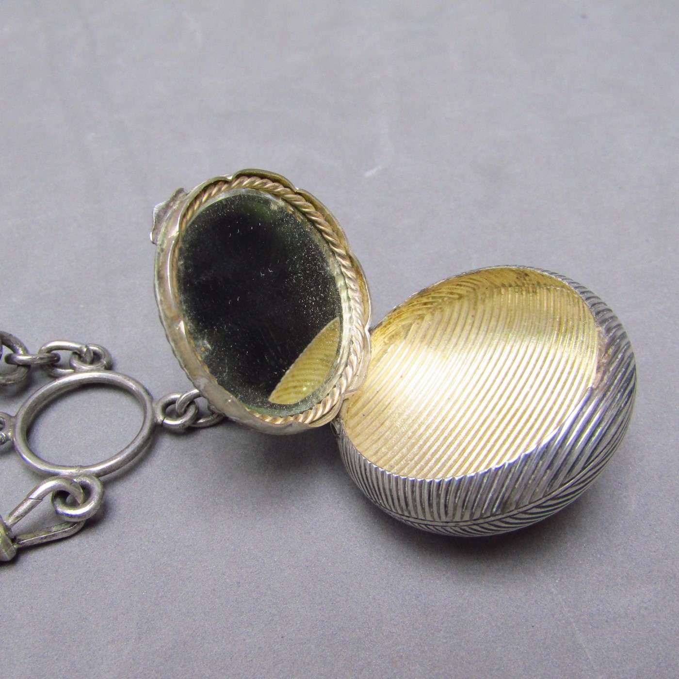 Chatelaine en Plata de Ley con accesorios. España, siglo XIX Chatelaine en Plata de Ley con accesorios. España, siglo XIX