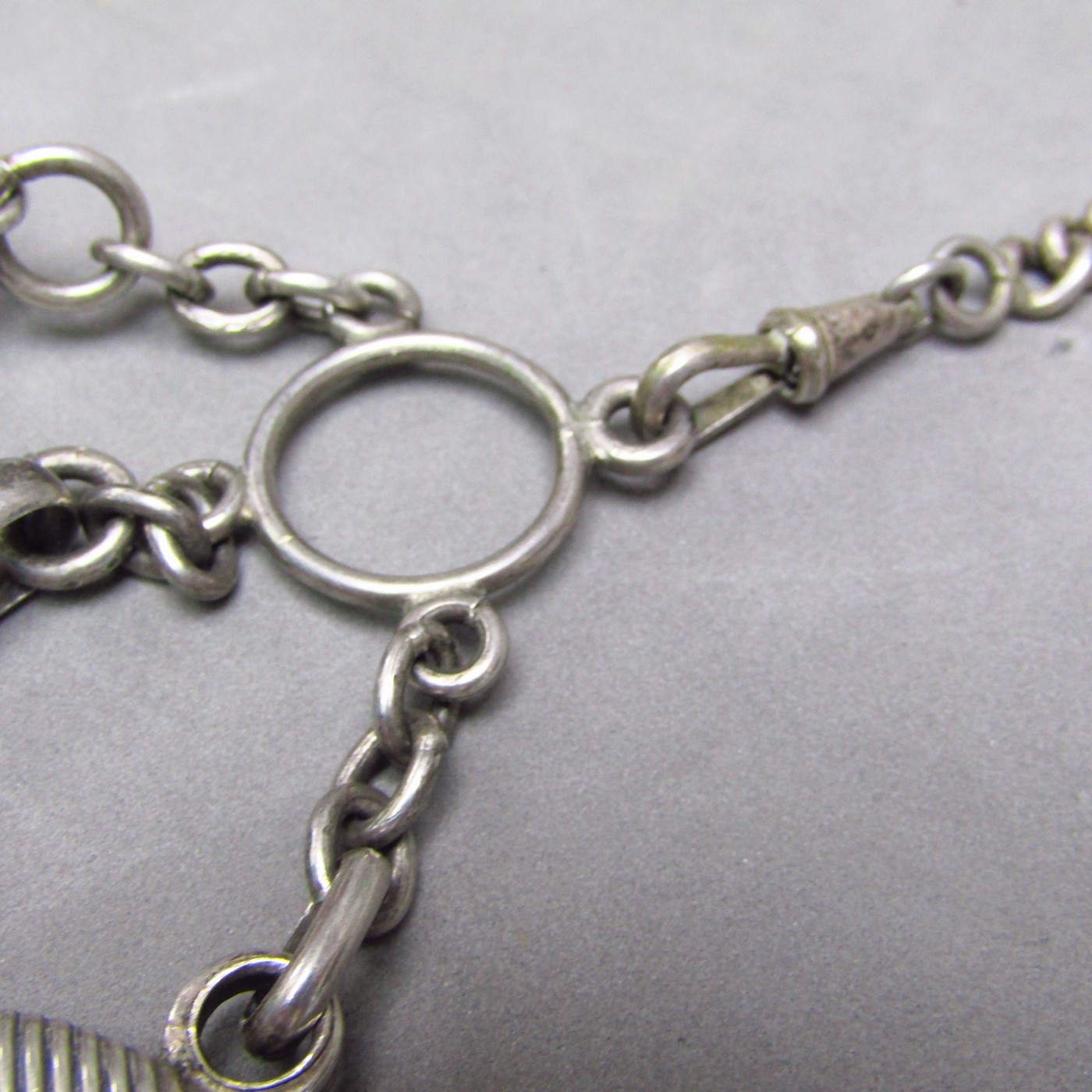 Chatelaine en Plata de Ley con accesorios. España, siglo XIX Chatelaine en Plata de Ley con accesorios. España, siglo XIX