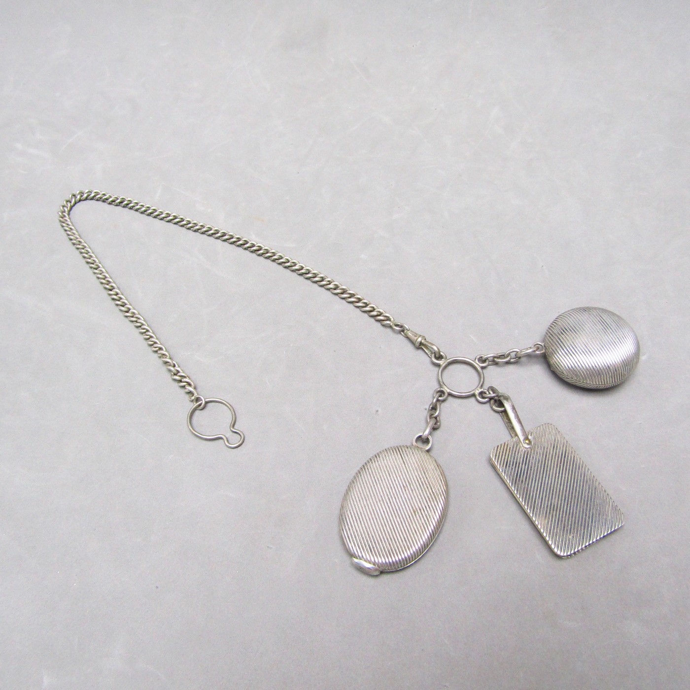 Chatelaine en Plata de Ley con accesorios. España, siglo XIX Chatelaine en Plata de Ley con accesorios. España, siglo XIX