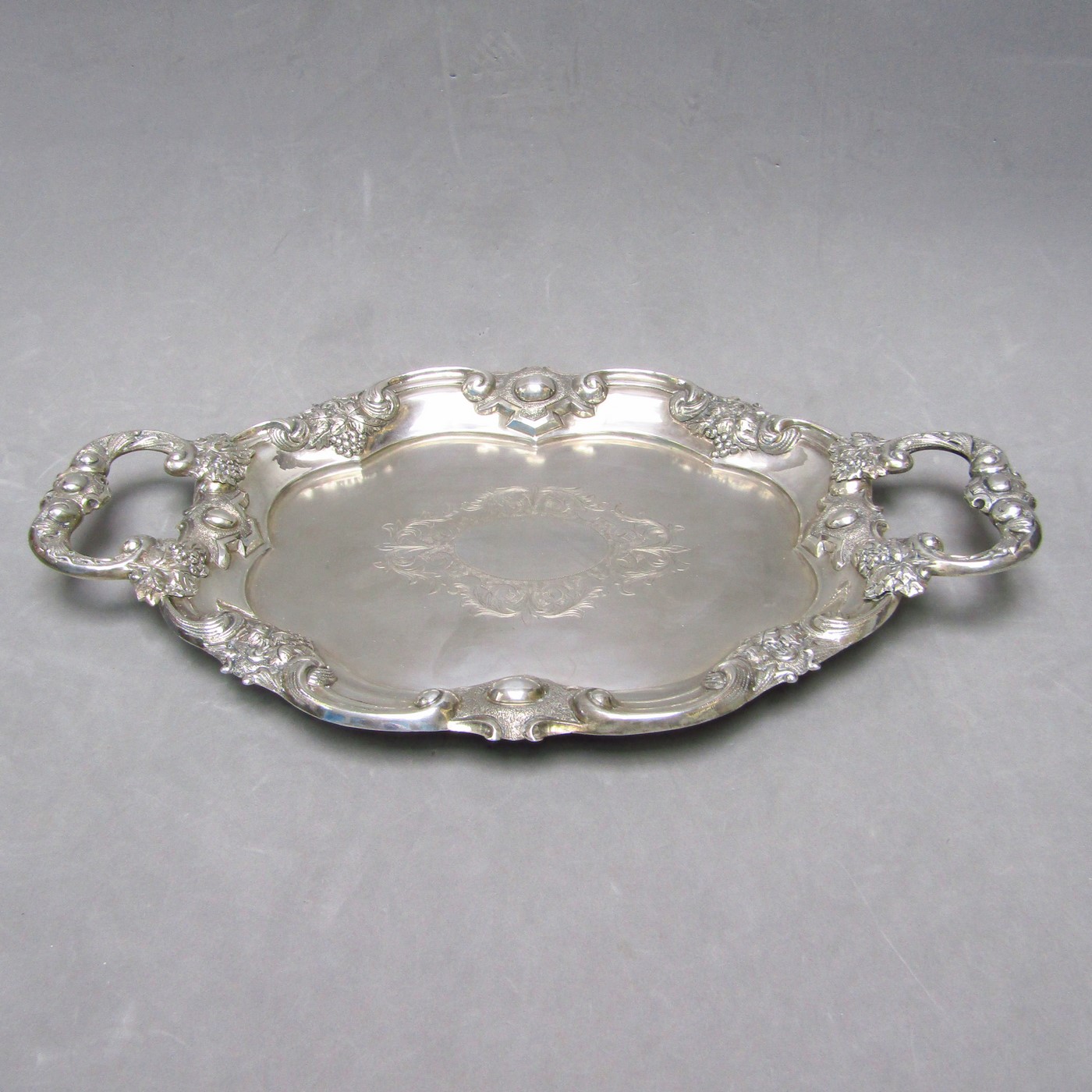 ROVIRA y R.VILA. Bandeja en Plata de Ley. España, finales s. XIX. ROVIRA y R.VILA. Bandeja en Plata de Ley. España, finales s. XIX.
