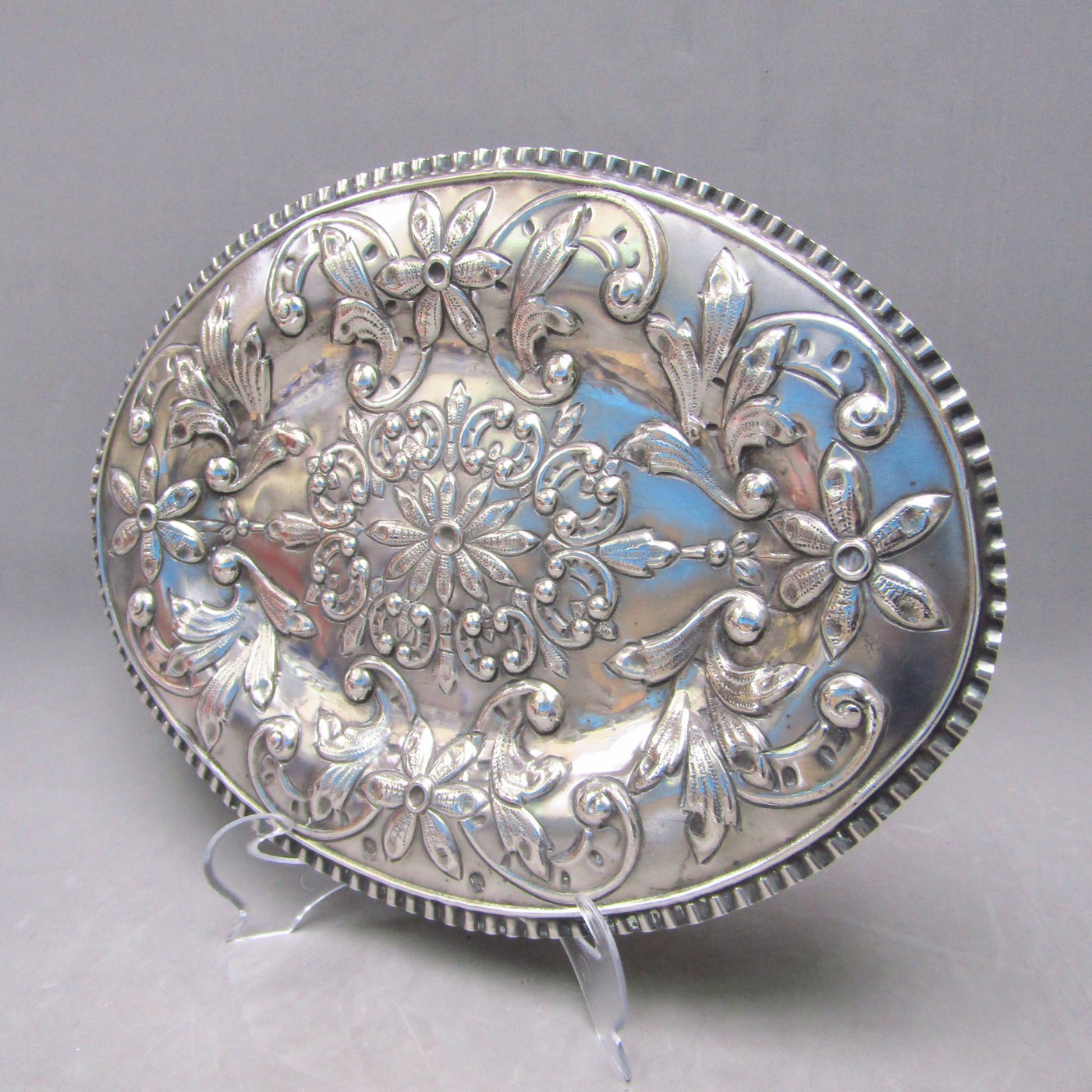 Bandeja Oval decorativa en Plata de Ley. España, siglo XVIII. Bandeja Oval decorativa en Plata de Ley. España, siglo XVIII.