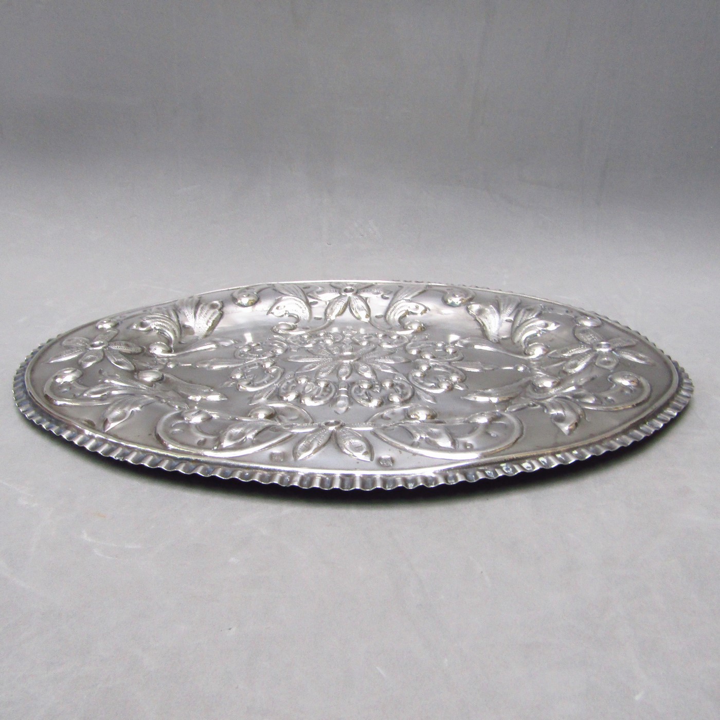 Bandeja Oval decorativa en Plata de Ley. España, siglo XVIII. Bandeja Oval decorativa en Plata de Ley. España, siglo XVIII.