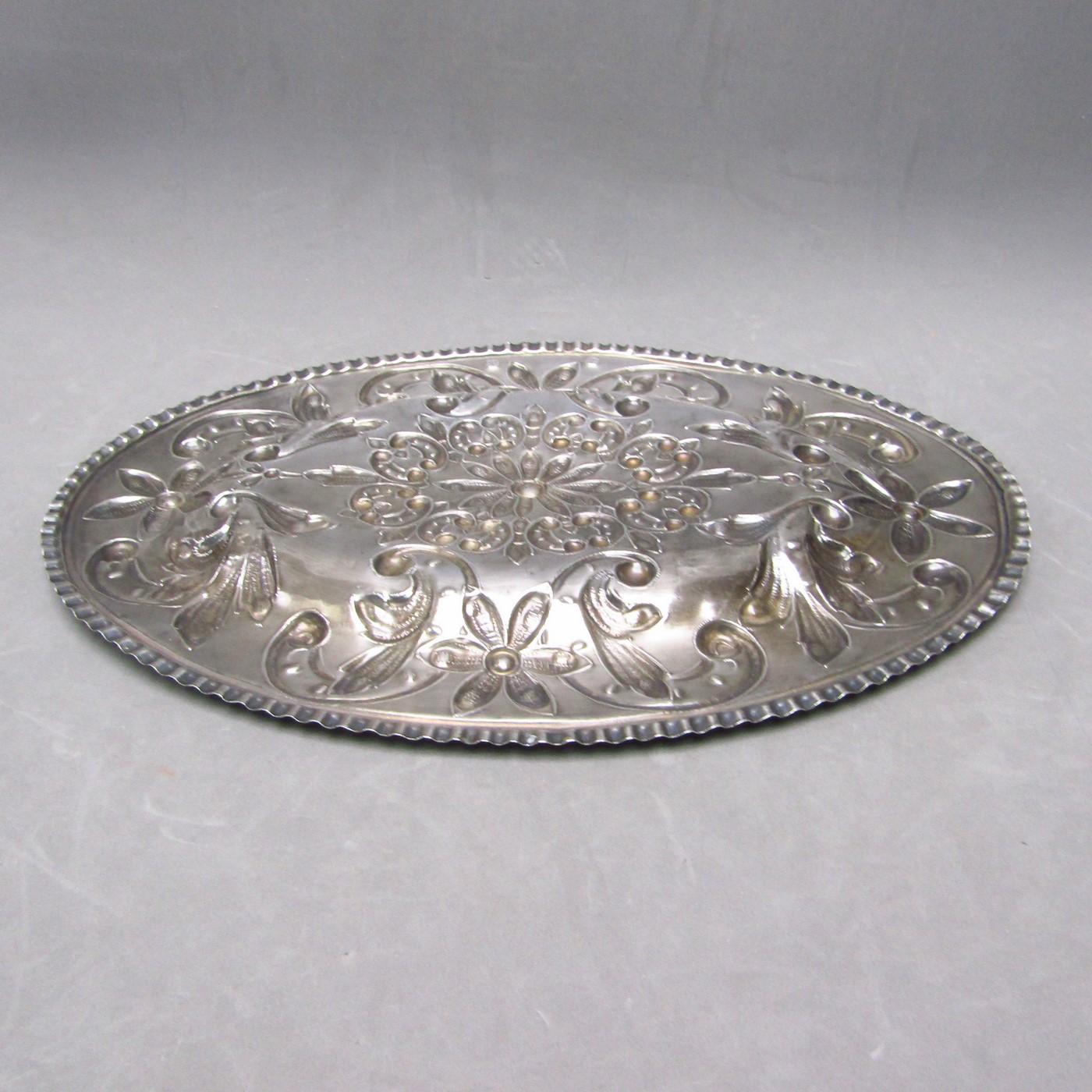 Bandeja Oval decorativa en Plata de Ley. España, siglo XVIII. Bandeja Oval decorativa en Plata de Ley. España, siglo XVIII.