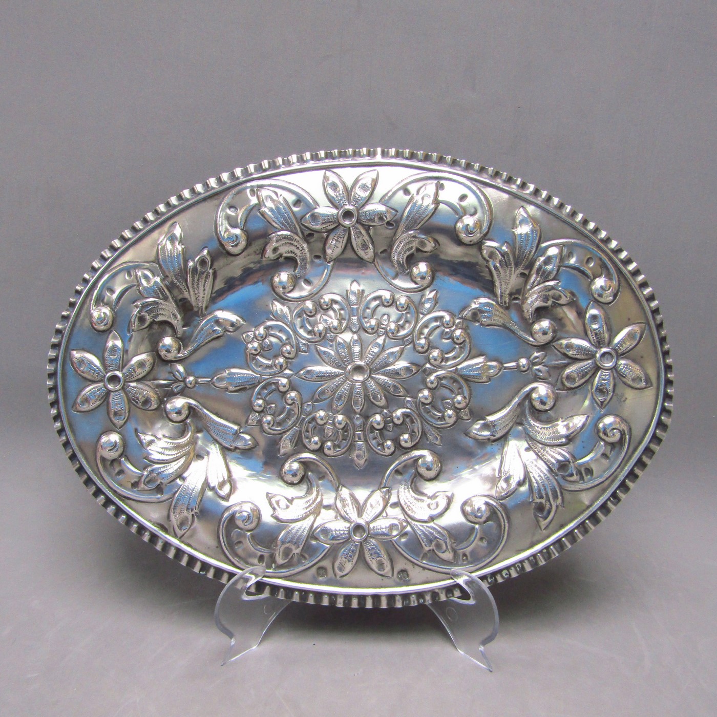 Bandeja Oval decorativa en Plata de Ley. España, siglo XVIII. Bandeja Oval decorativa en Plata de Ley. España, siglo XVIII.