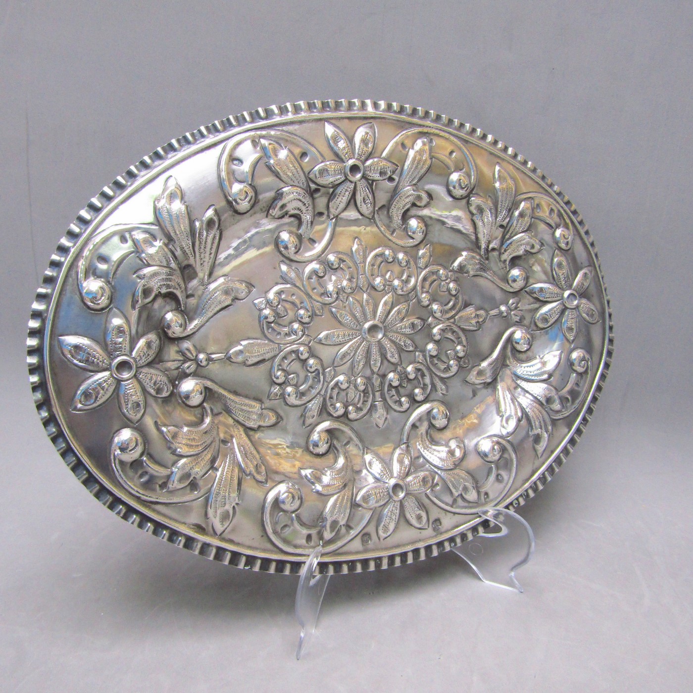 Bandeja Oval decorativa en Plata de Ley. España, siglo XVIII. Bandeja Oval decorativa en Plata de Ley. España, siglo XVIII.