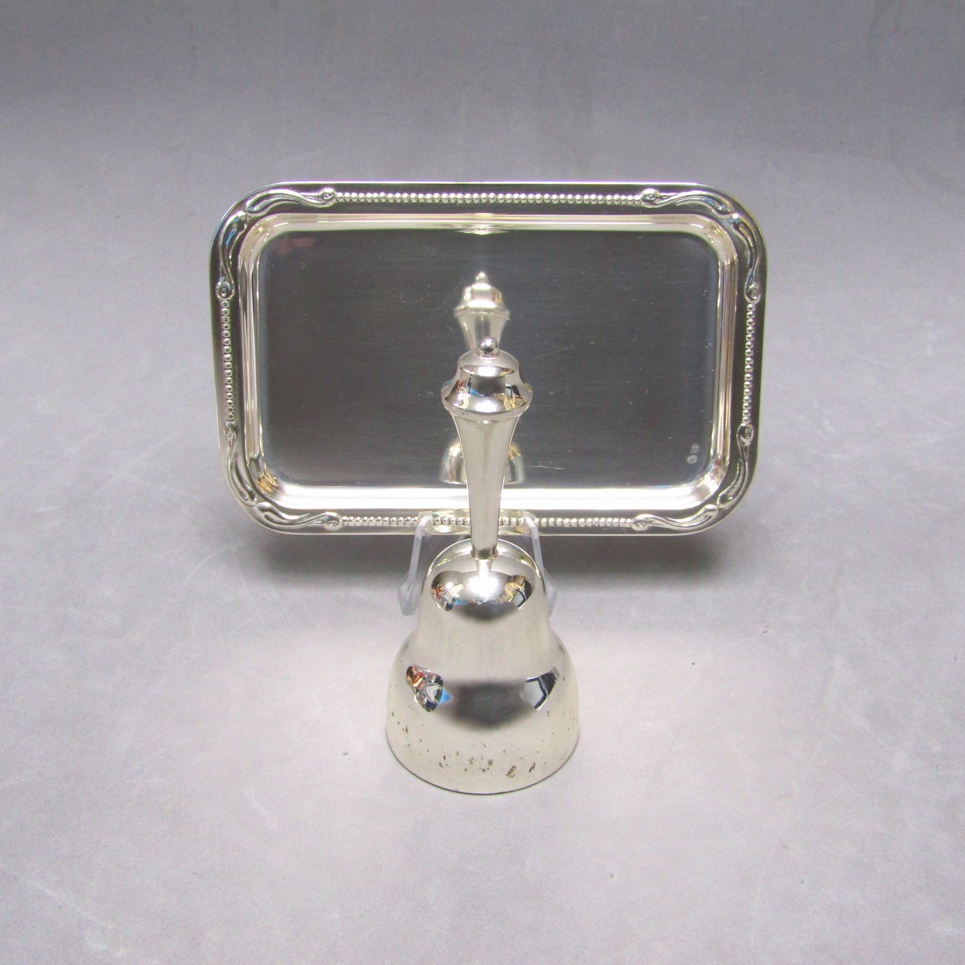 Conjunto de Bandejita y Campanilla en Plata de Ley. España, siglo XX. Conjunto de Bandejita y Campanilla en Plata de Ley. España, siglo XX.