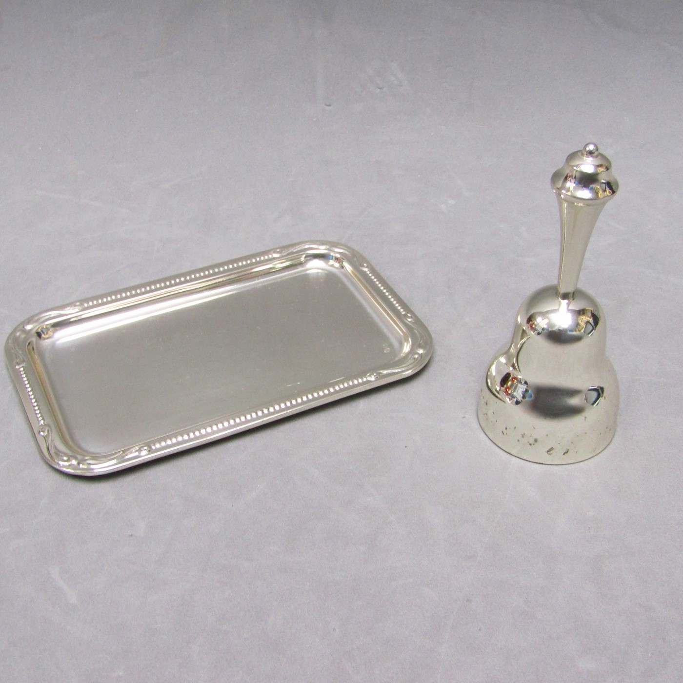 Conjunto de Bandejita y Campanilla en Plata de Ley. España, siglo XX. Conjunto de Bandejita y Campanilla en Plata de Ley. España, siglo XX.