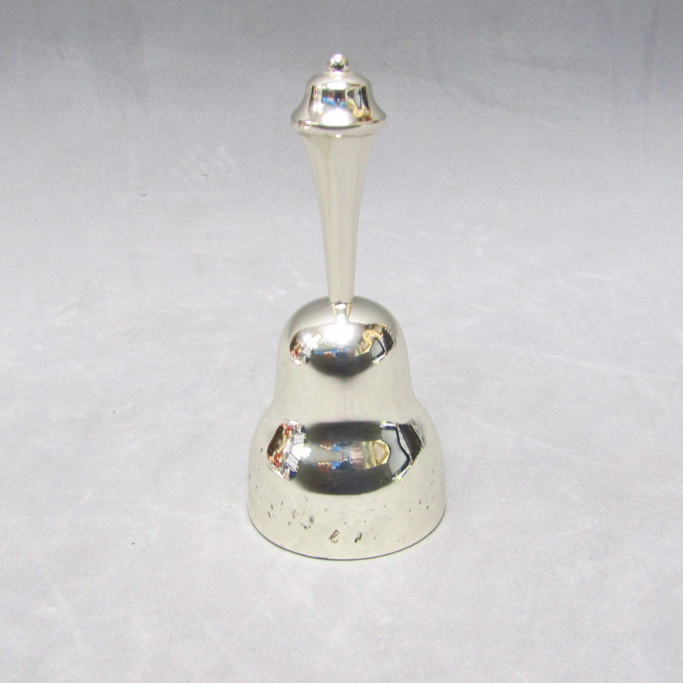 Conjunto de Bandejita y Campanilla en Plata de Ley. España, siglo XX. Conjunto de Bandejita y Campanilla en Plata de Ley. España, siglo XX.